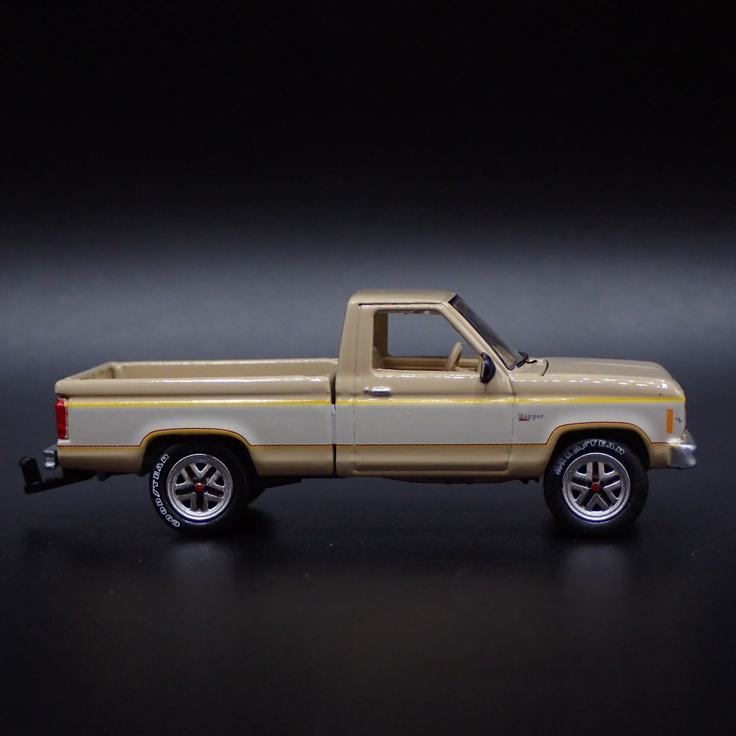1983 83 FORD RANGER XLS PICKUP TRUCK HITCH 1:64 SCALE DIORAMA DIECAST MODEL CAR