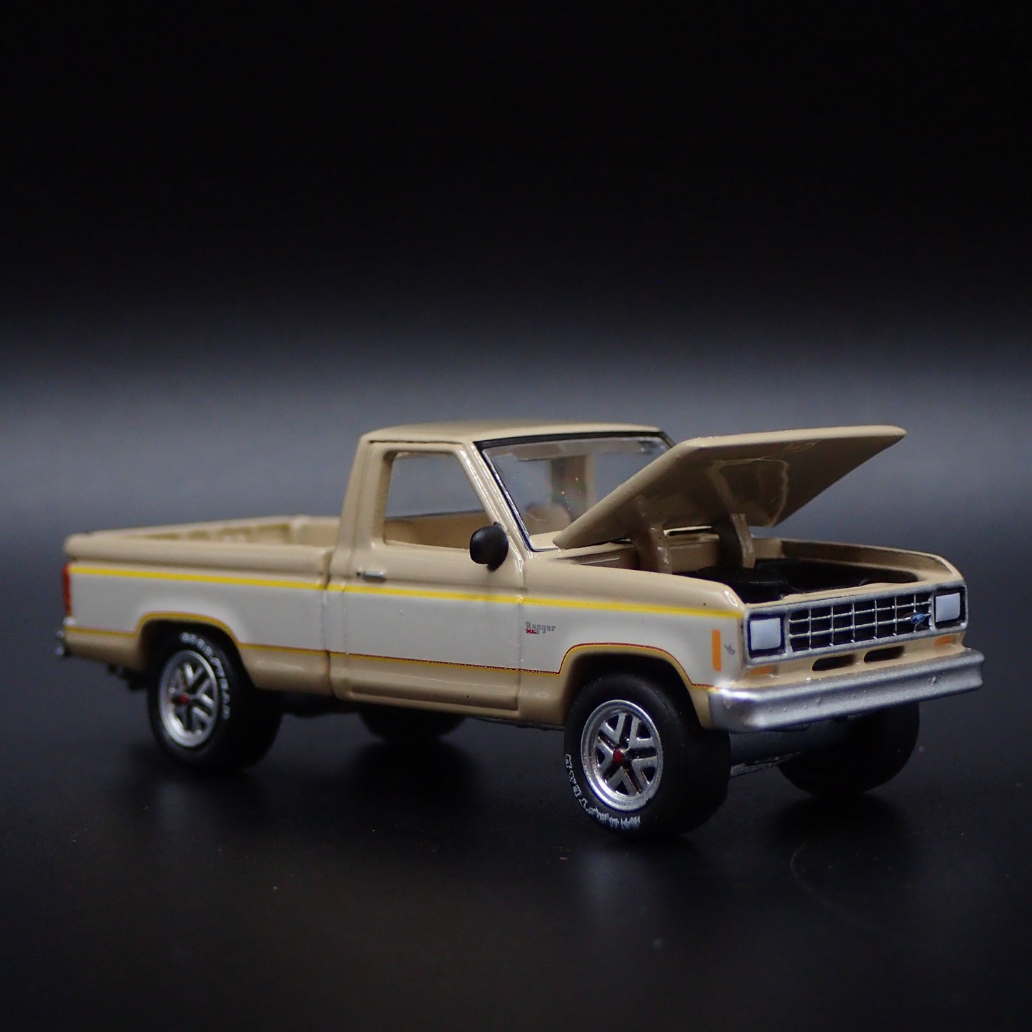 1983 83 FORD RANGER XLS PICKUP TRUCK HITCH 1:64 SCALE DIORAMA DIECAST MODEL CAR