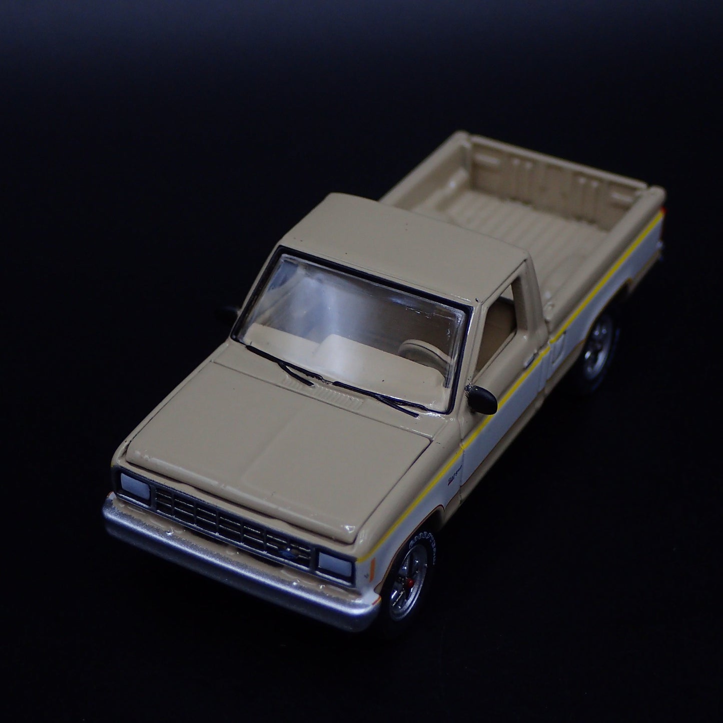 1983 83 FORD RANGER XLS PICKUP TRUCK HITCH 1:64 SCALE DIORAMA DIECAST MODEL CAR