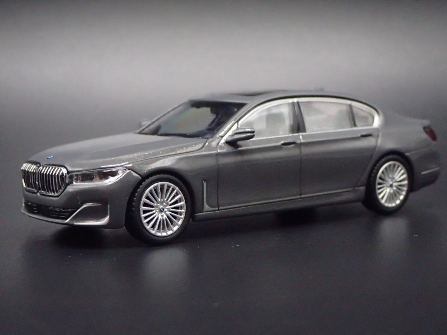 2023-2025 BMW 750Li xDRIVE GRAY 1:64 SCALE COLLECTIBLE DIORAMA DIECAST MODEL CAR