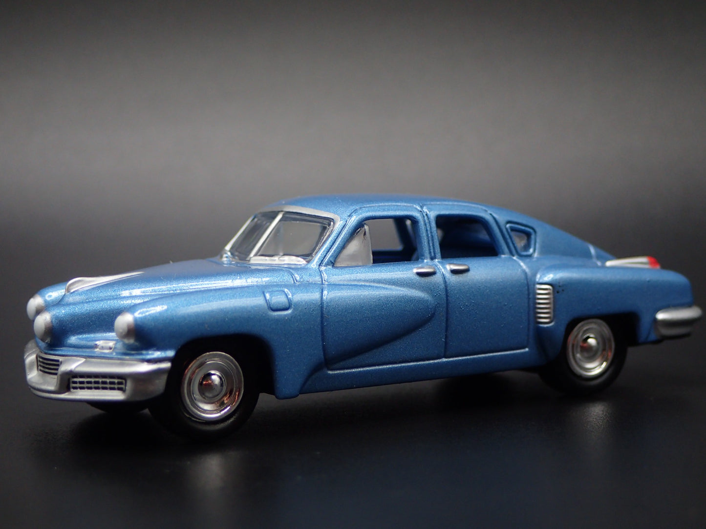 1948 48 TUCKER TORPEDO BLUE 1:64 SCALE COLLECTIBLE DIORAMA DIECAST MODEL CAR