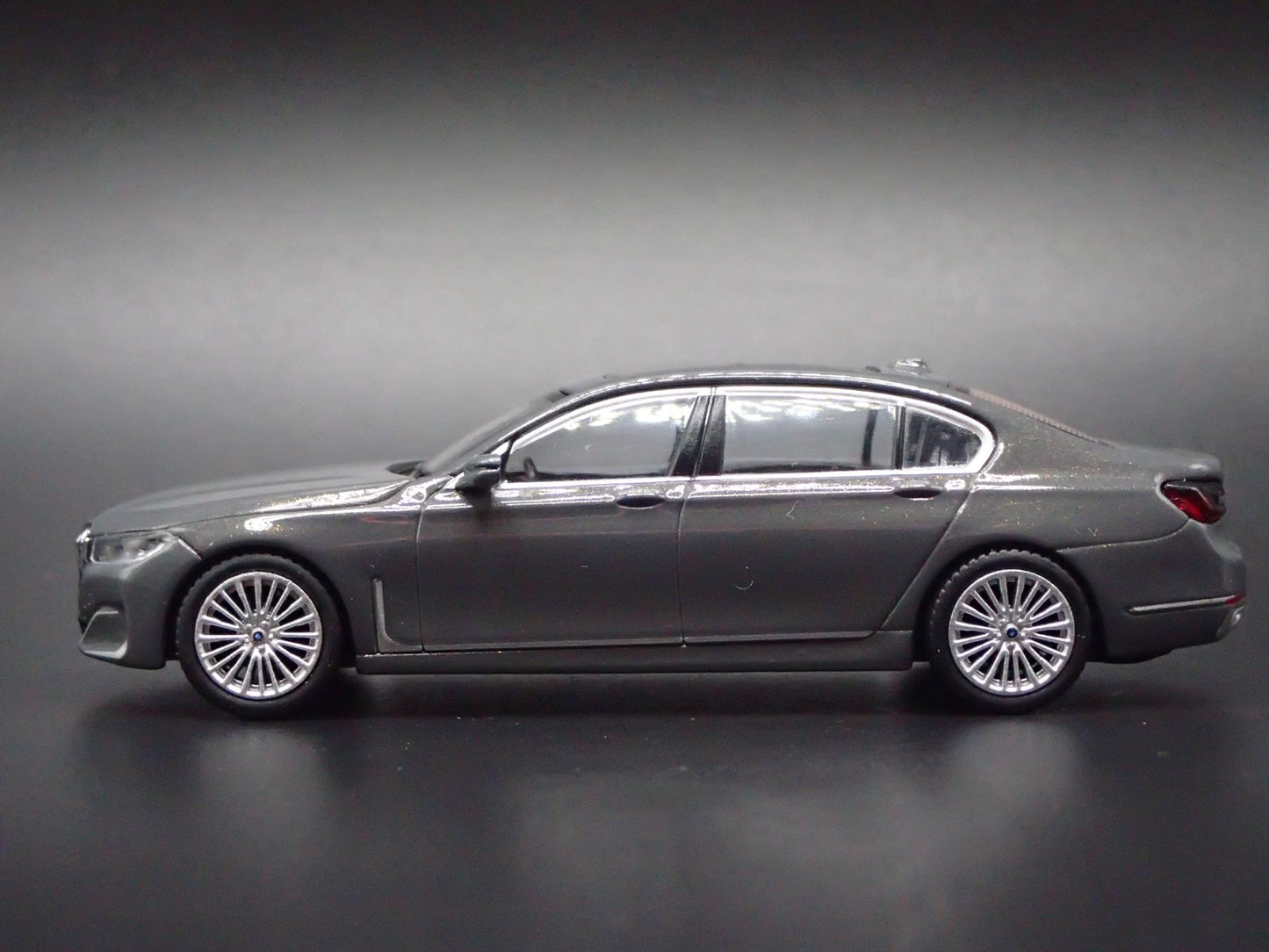 2023-2025 BMW 750Li xDRIVE GRAY 1:64 SCALE COLLECTIBLE DIORAMA DIECAST MODEL CAR