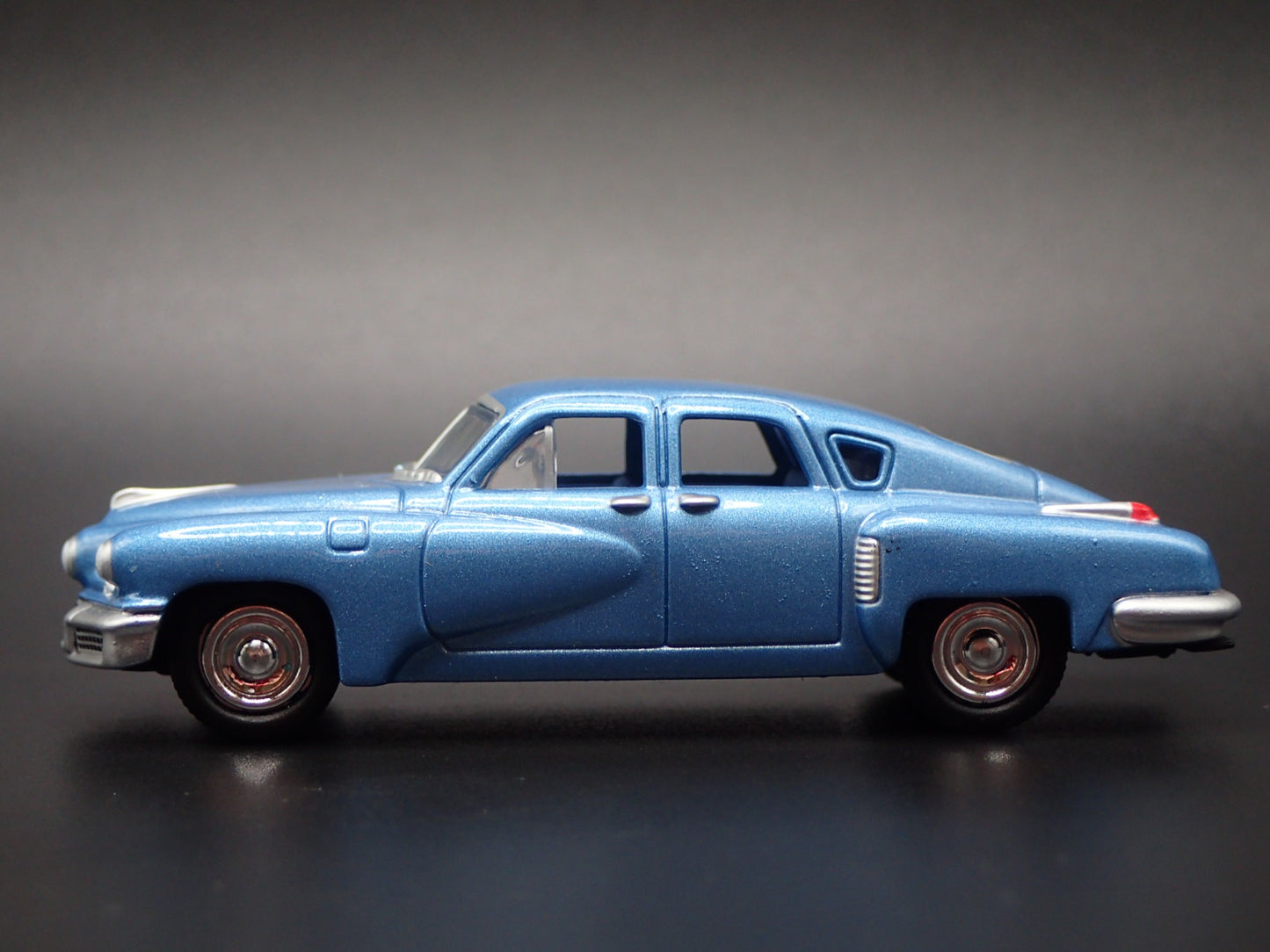 1948 48 TUCKER TORPEDO BLUE 1:64 SCALE COLLECTIBLE DIORAMA DIECAST MODEL CAR