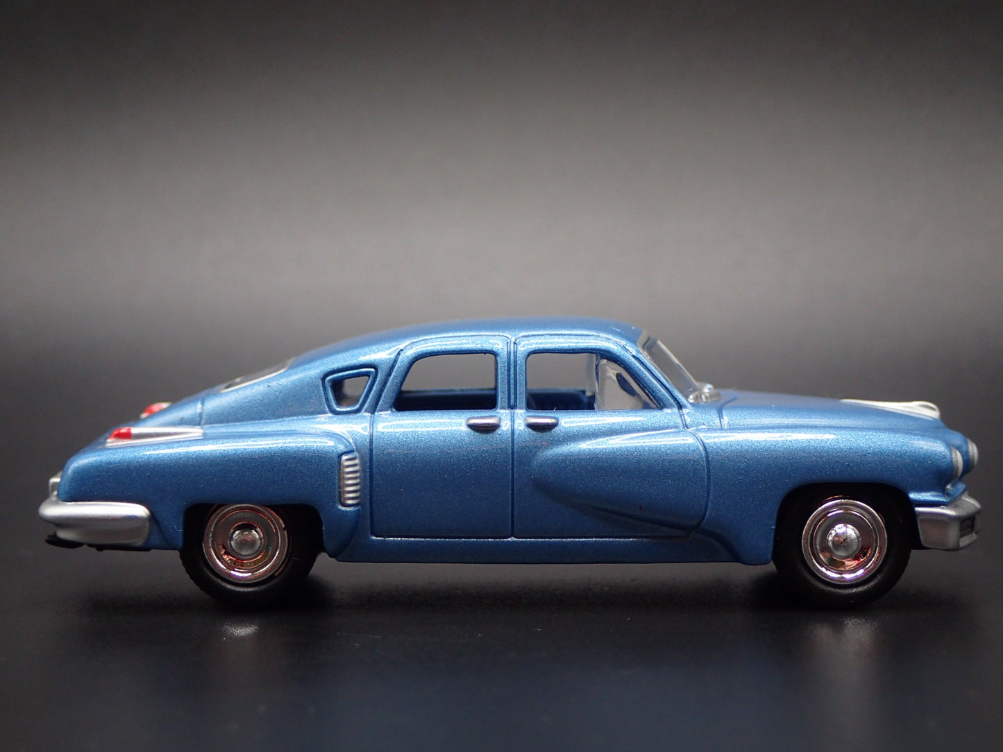 1948 48 TUCKER TORPEDO BLUE 1:64 SCALE COLLECTIBLE DIORAMA DIECAST MODEL CAR