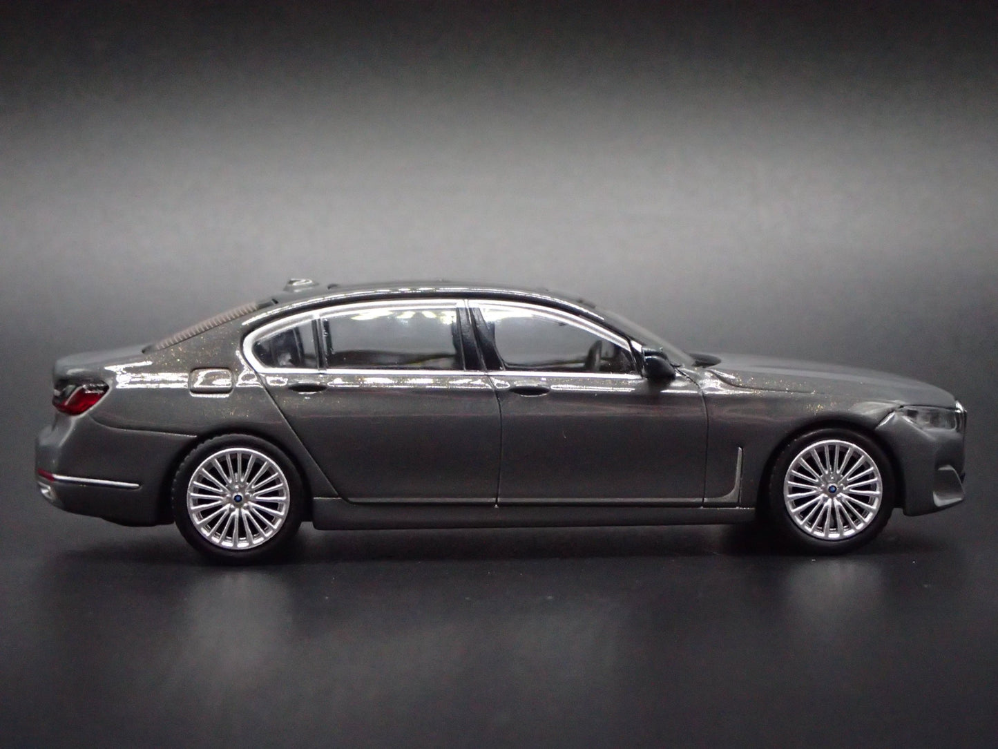 2023-2025 BMW 750Li xDRIVE GRAY 1:64 SCALE COLLECTIBLE DIORAMA DIECAST MODEL CAR