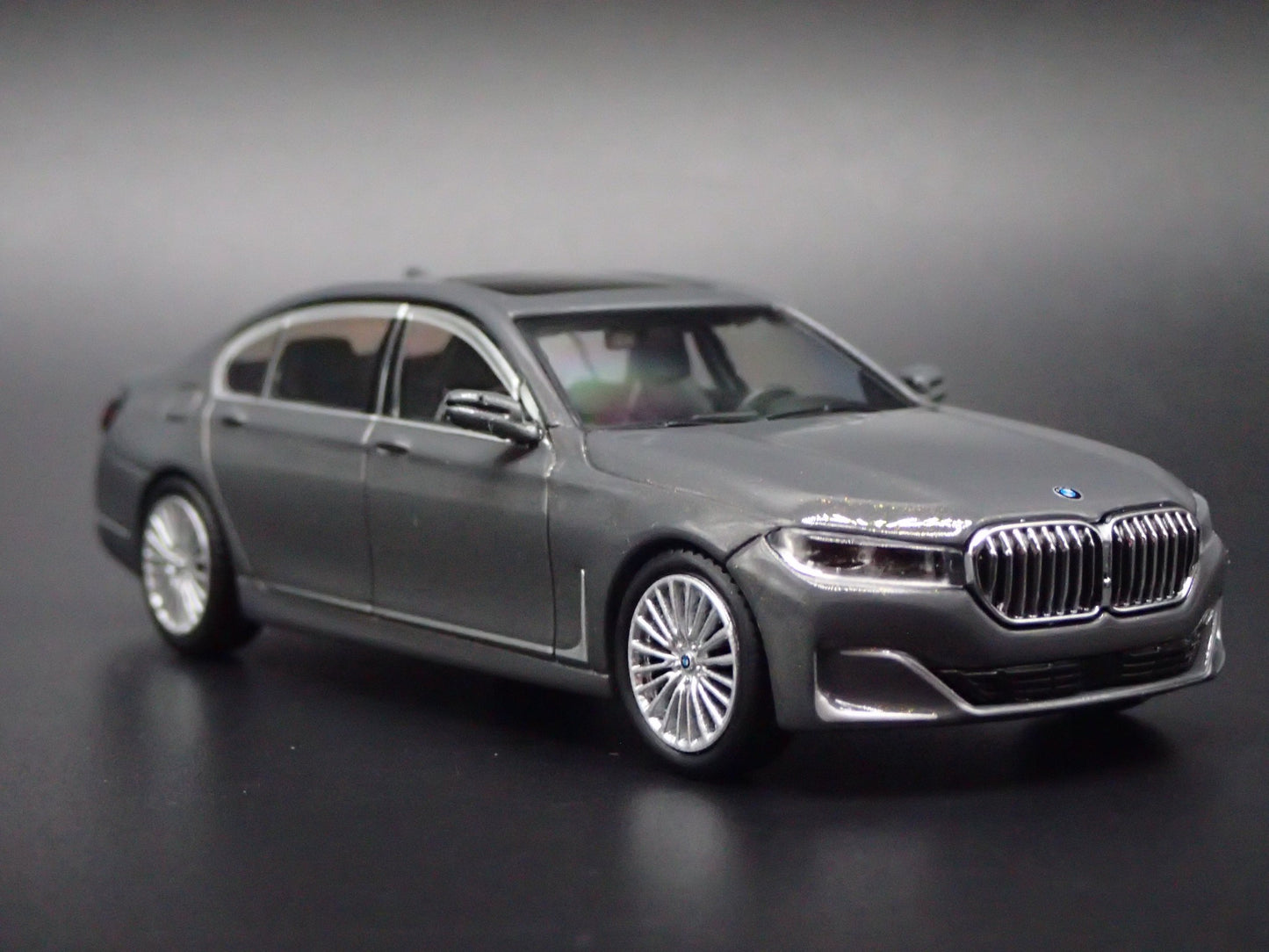 2023-2025 BMW 750Li xDRIVE GRAY 1:64 SCALE COLLECTIBLE DIORAMA DIECAST MODEL CAR