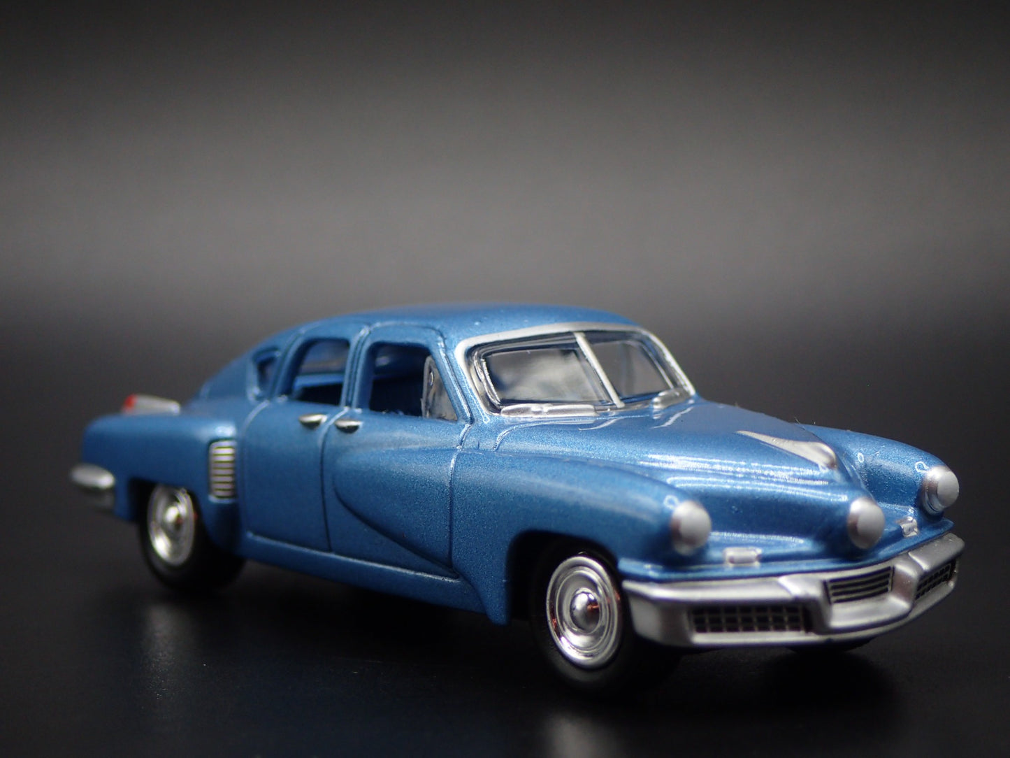 1948 48 TUCKER TORPEDO BLUE 1:64 SCALE COLLECTIBLE DIORAMA DIECAST MODEL CAR