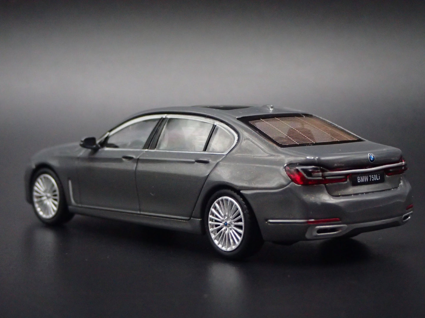 2023-2025 BMW 750Li xDRIVE GRAY 1:64 SCALE COLLECTIBLE DIORAMA DIECAST MODEL CAR