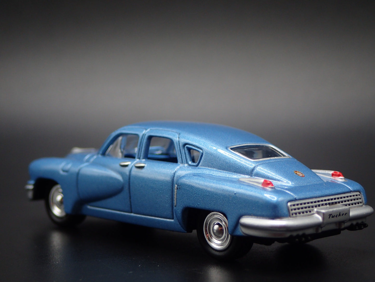 1948 48 TUCKER TORPEDO BLUE 1:64 SCALE COLLECTIBLE DIORAMA DIECAST MODEL CAR