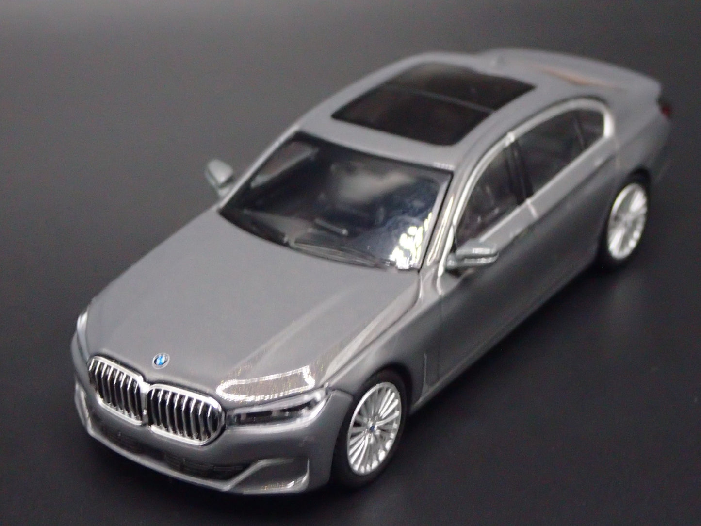 2023-2025 BMW 750Li xDRIVE GRAY 1:64 SCALE COLLECTIBLE DIORAMA DIECAST MODEL CAR