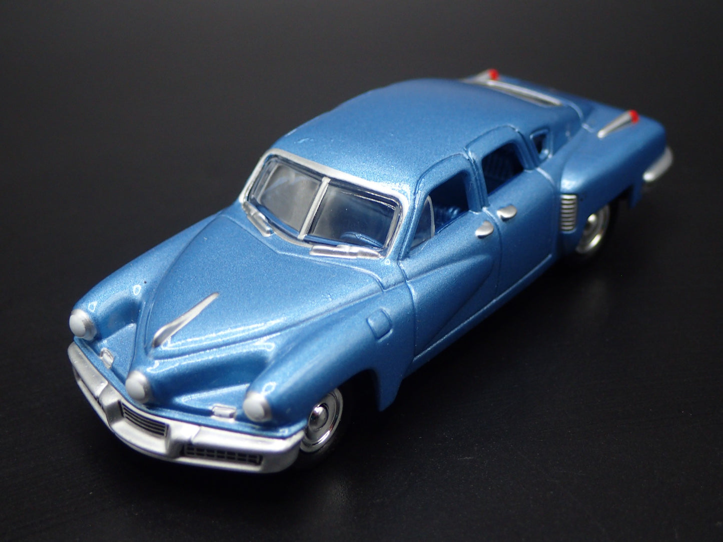 1948 48 TUCKER TORPEDO BLUE 1:64 SCALE COLLECTIBLE DIORAMA DIECAST MODEL CAR
