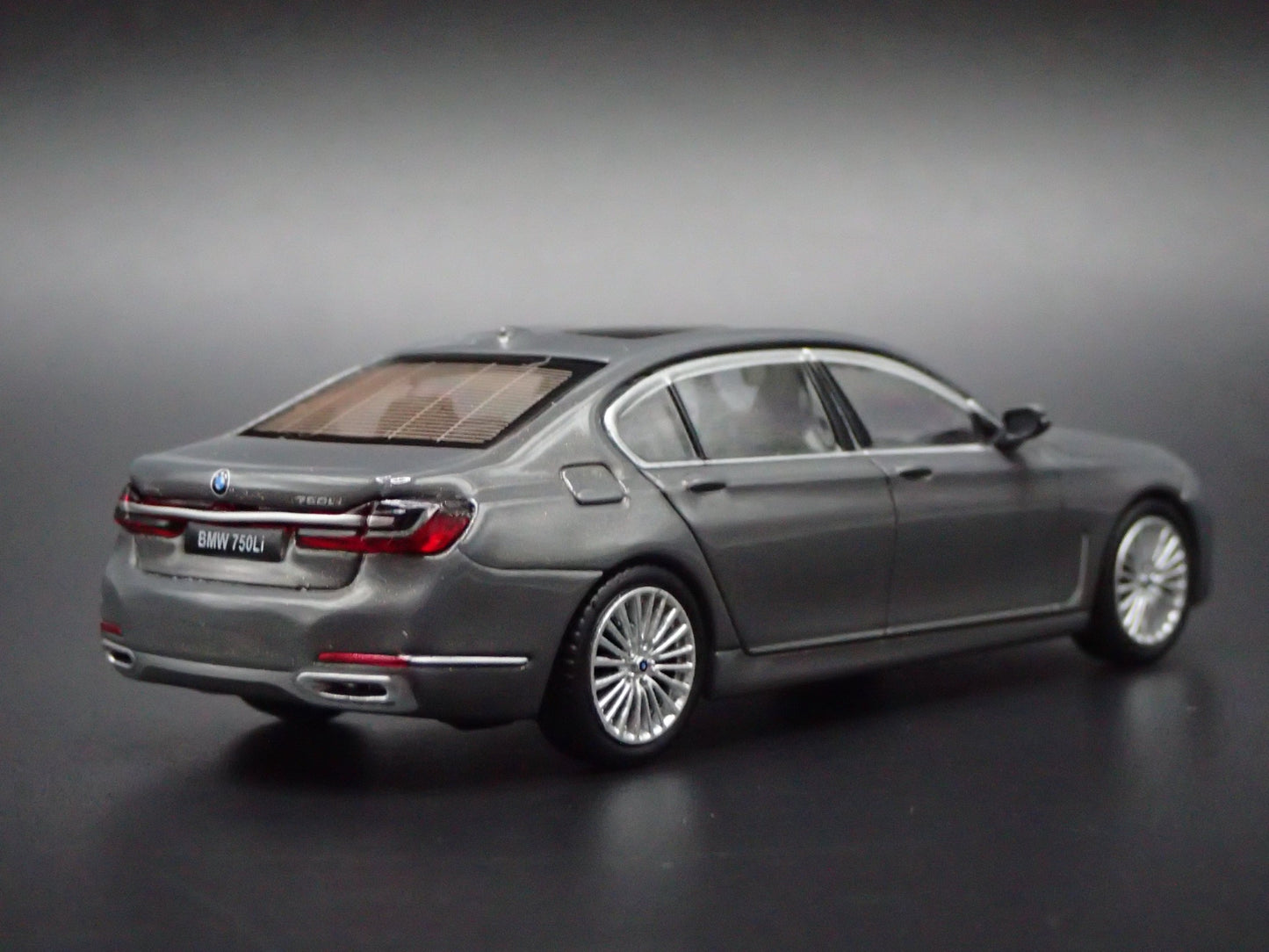 2023-2025 BMW 750Li xDRIVE GRAY 1:64 SCALE COLLECTIBLE DIORAMA DIECAST MODEL CAR