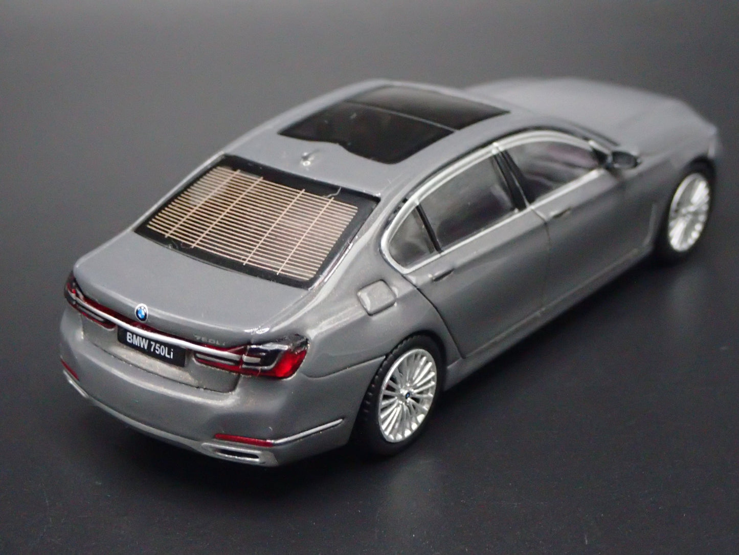 2023-2025 BMW 750Li xDRIVE GRAY 1:64 SCALE COLLECTIBLE DIORAMA DIECAST MODEL CAR