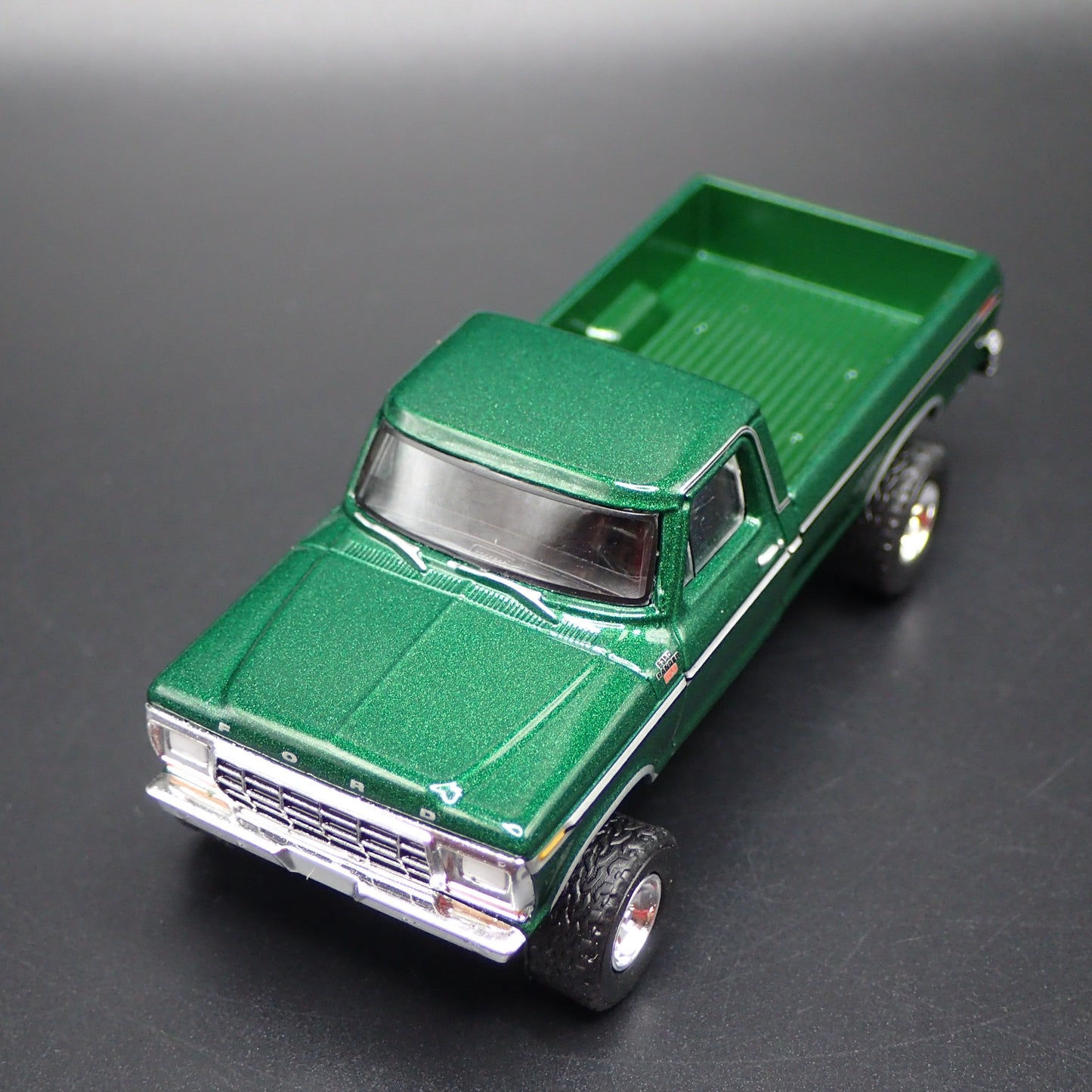 1979 79 FORD F350 4X4 LONG BED PICKUP TRUCK 1/64 SCALE DIORAMA DIECAST MODEL CAR