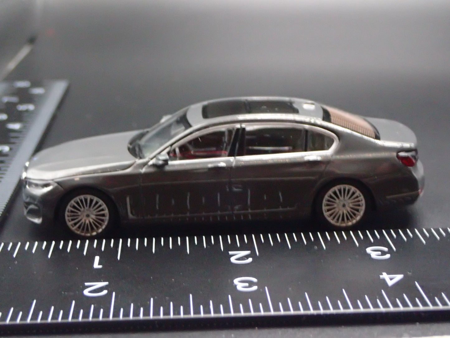 2023-2025 BMW 750Li xDRIVE GRAY 1:64 SCALE COLLECTIBLE DIORAMA DIECAST MODEL CAR