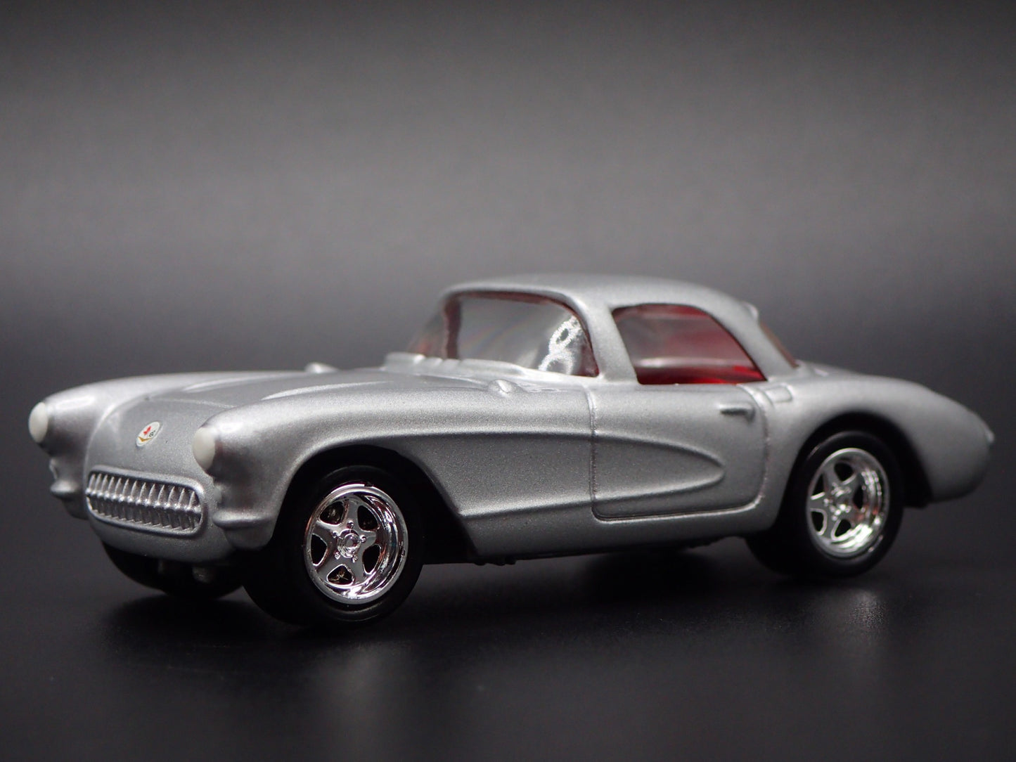 1957 57 CHEVY CHEVROLET CORVETTE SILVER 1:64 SCALE DIORAMA DIECAST MODEL CAR