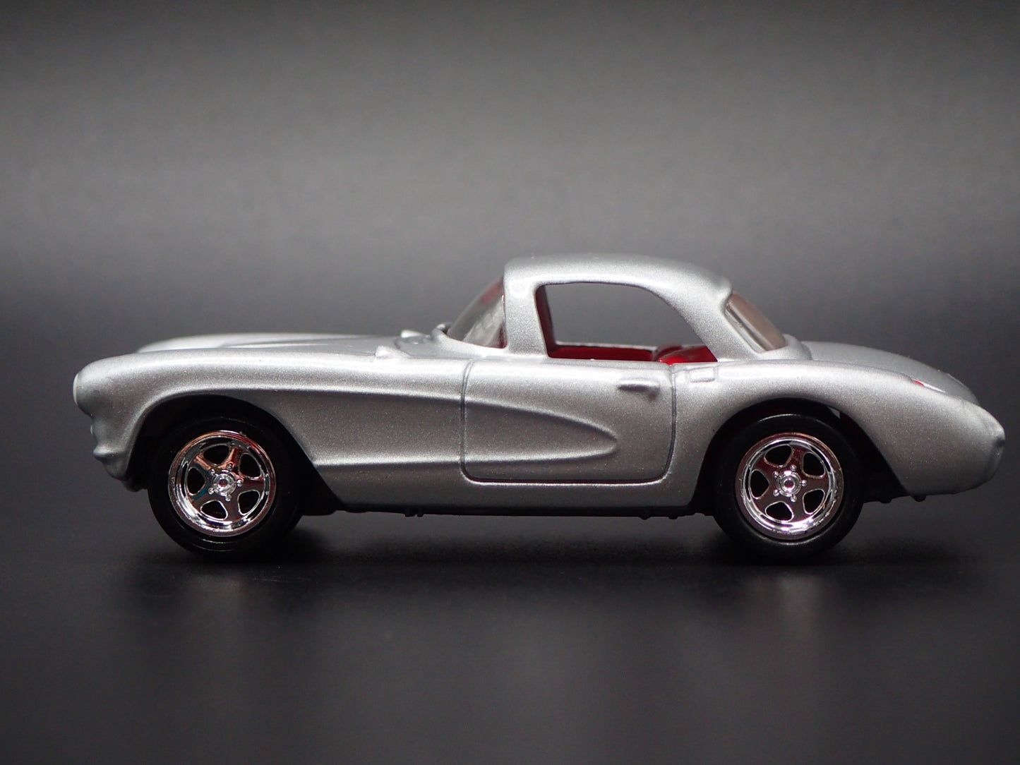 1957 57 CHEVY CHEVROLET CORVETTE SILVER 1:64 SCALE DIORAMA DIECAST MODEL CAR