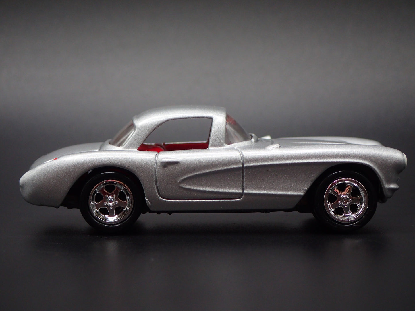 1957 57 CHEVY CHEVROLET CORVETTE SILVER 1:64 SCALE DIORAMA DIECAST MODEL CAR
