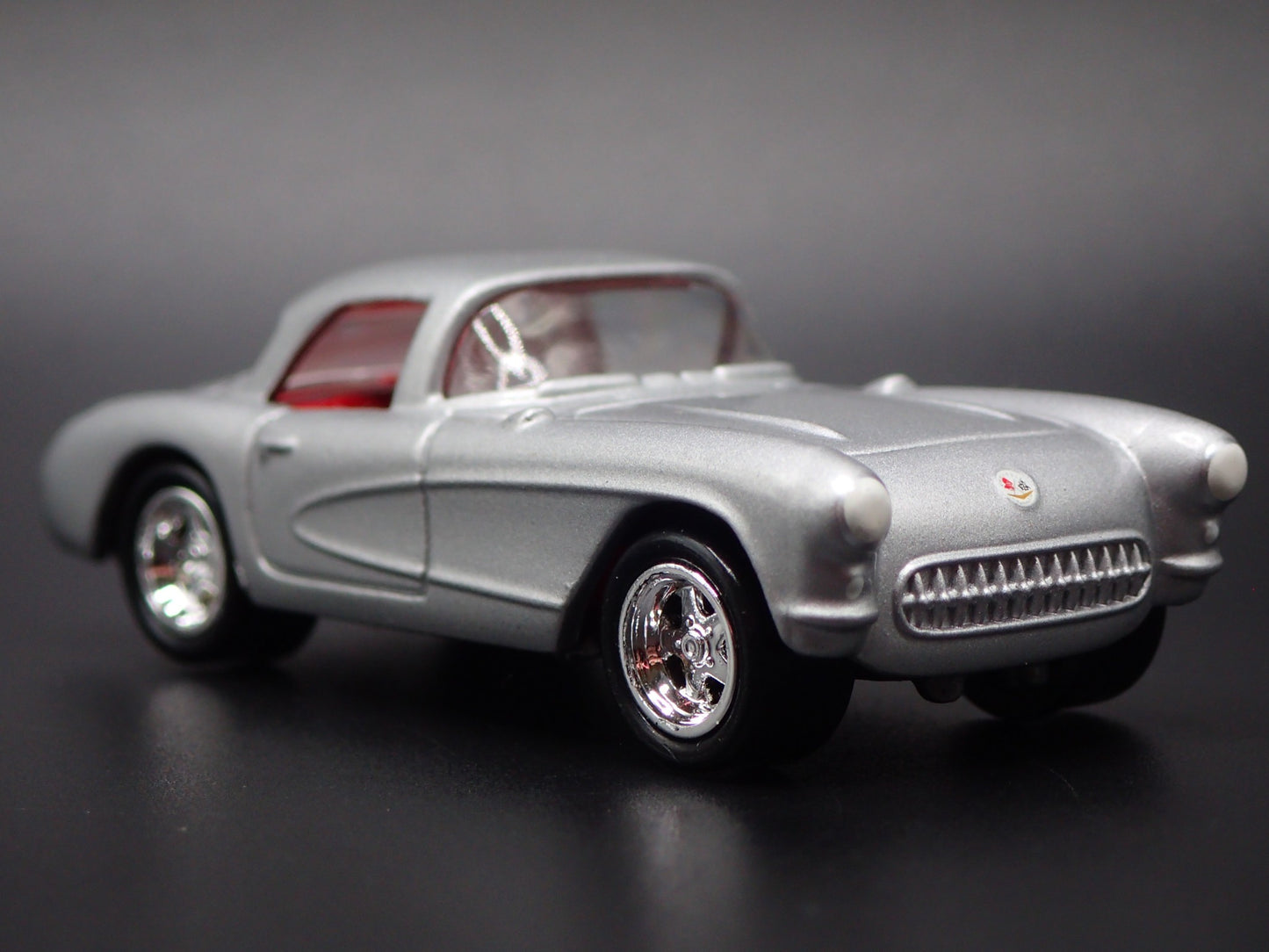 1957 57 CHEVY CHEVROLET CORVETTE SILVER 1:64 SCALE DIORAMA DIECAST MODEL CAR