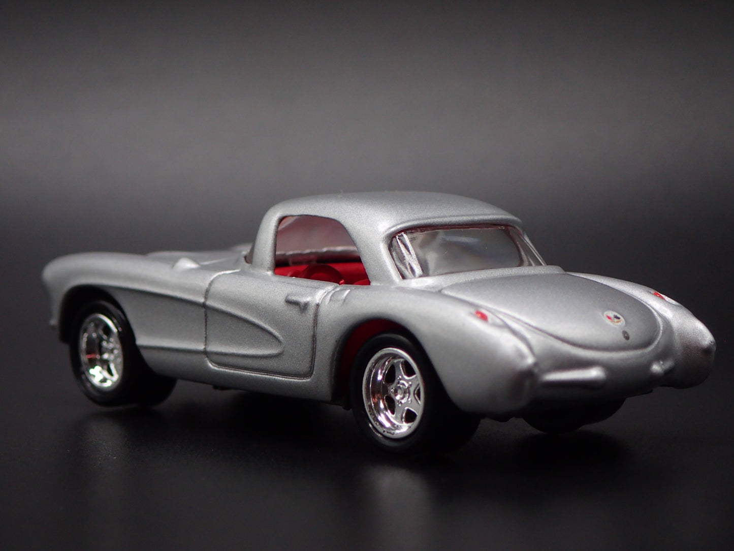 1957 57 CHEVY CHEVROLET CORVETTE SILVER 1:64 SCALE DIORAMA DIECAST MODEL CAR