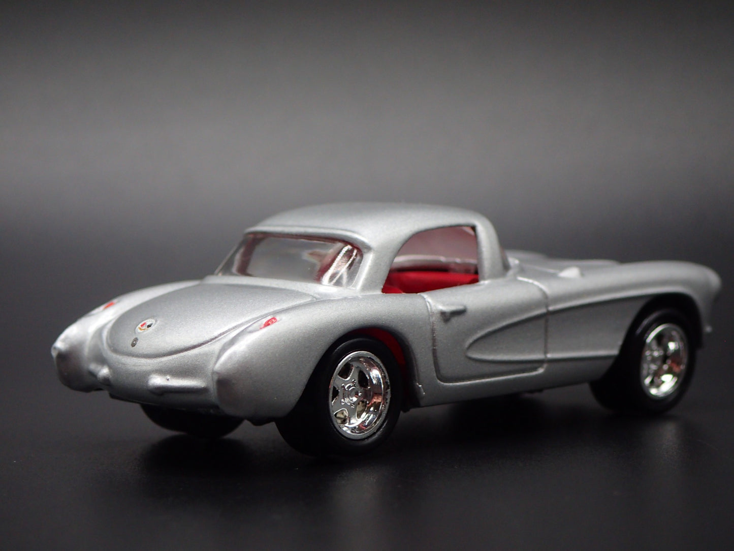 1957 57 CHEVY CHEVROLET CORVETTE SILVER 1:64 SCALE DIORAMA DIECAST MODEL CAR