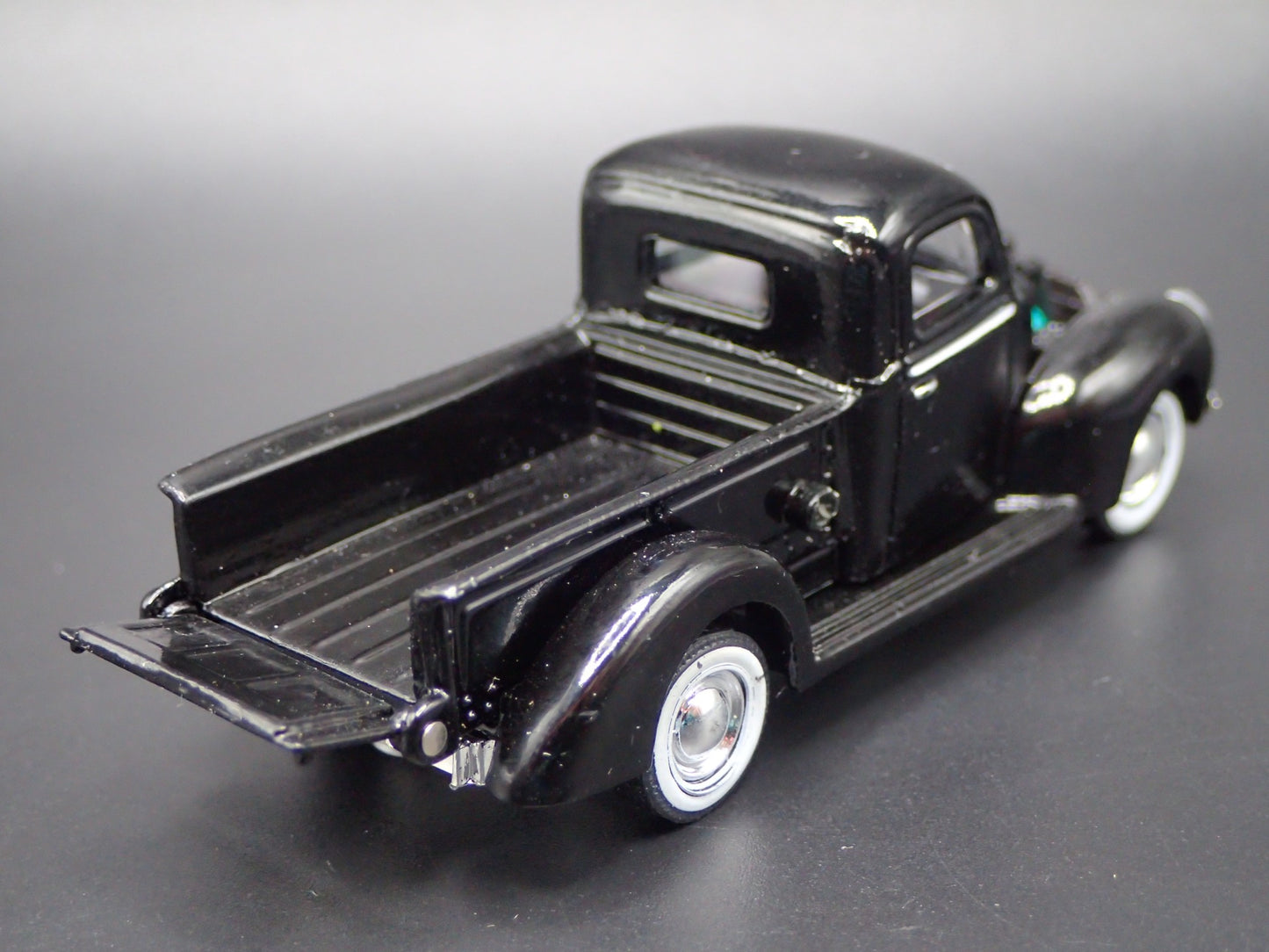 1940 40 FORD PICKUP TRUCK BLACK 1:64 SCALE COLLECTIBLE DIORAMA DIECAST MODEL CAR