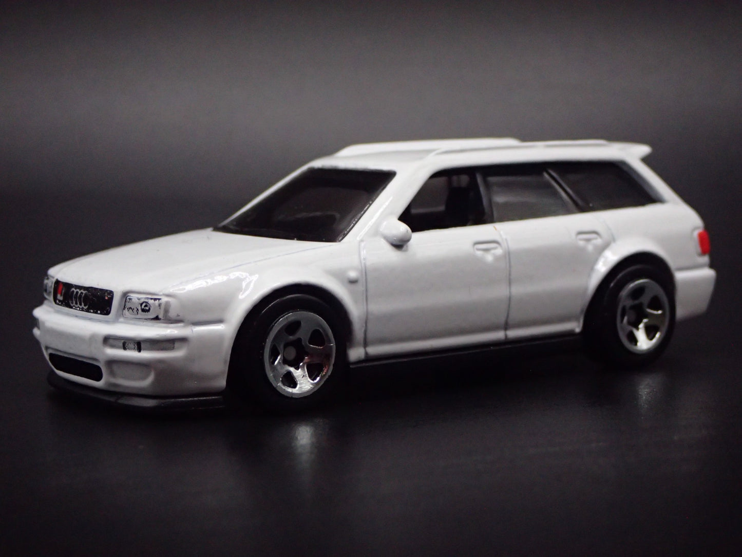 1994-1995 AUDI AVANT RS2 STATION WAGON WHT 1/64 SCALE DIORAMA DIECAST MODEL CAR