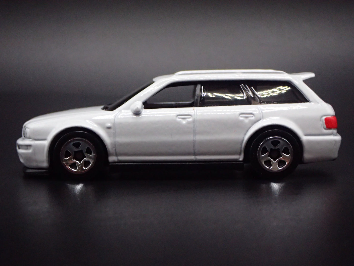 1994-1995 AUDI AVANT RS2 STATION WAGON WHT 1/64 SCALE DIORAMA DIECAST MODEL CAR