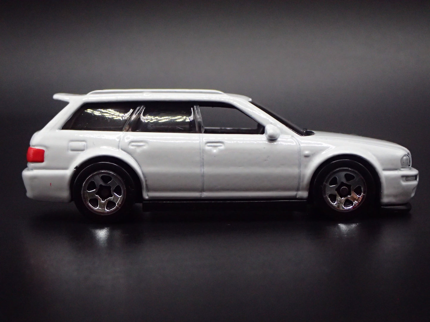 1994-1995 AUDI AVANT RS2 STATION WAGON WHT 1/64 SCALE DIORAMA DIECAST MODEL CAR