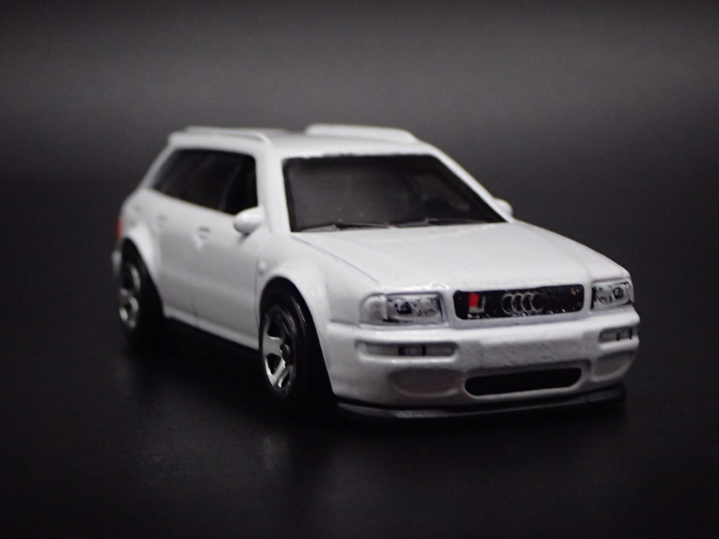 1994-1995 AUDI AVANT RS2 STATION WAGON WHT 1/64 SCALE DIORAMA DIECAST MODEL CAR