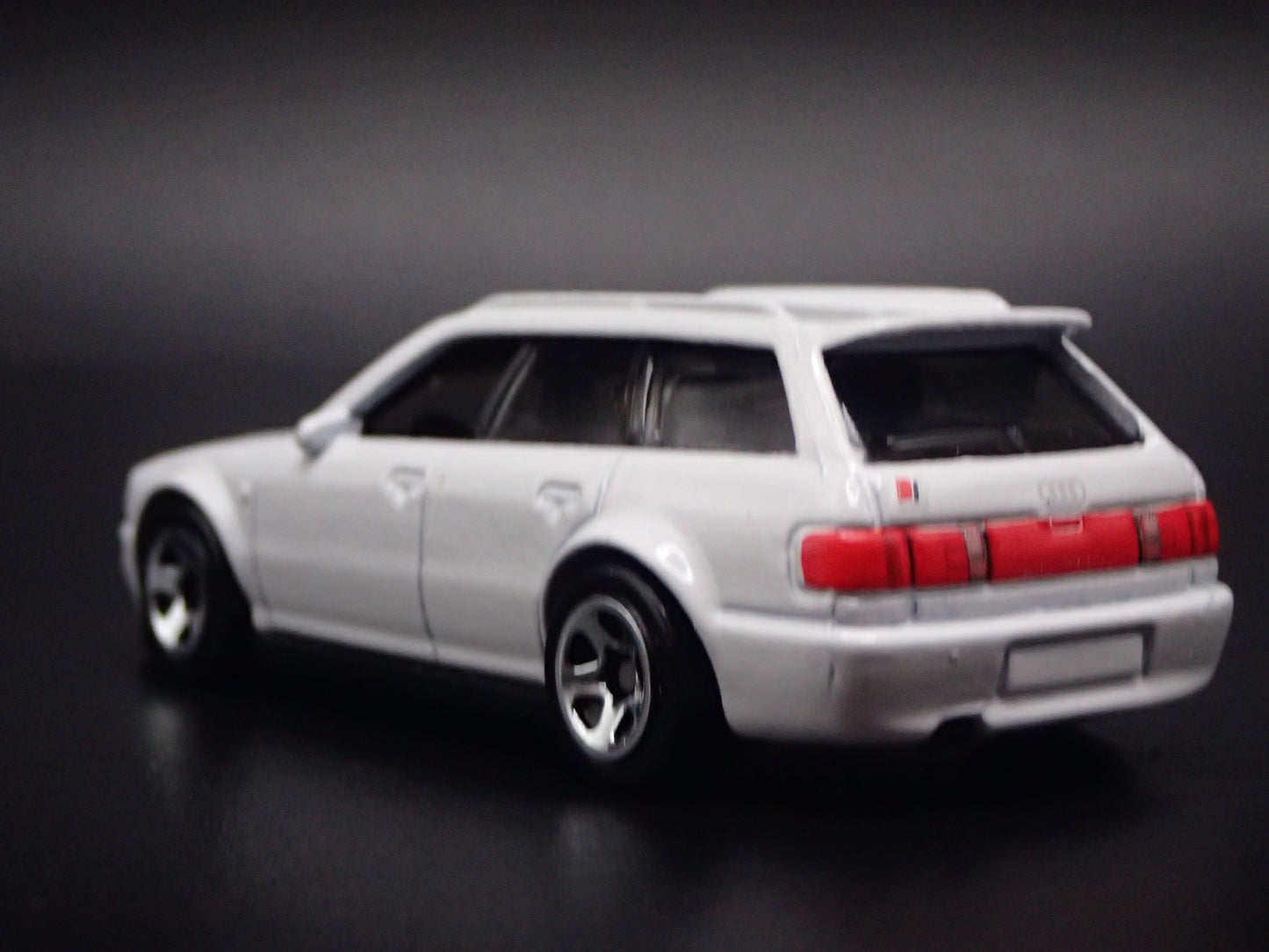 1994-1995 AUDI AVANT RS2 STATION WAGON WHT 1/64 SCALE DIORAMA DIECAST MODEL CAR