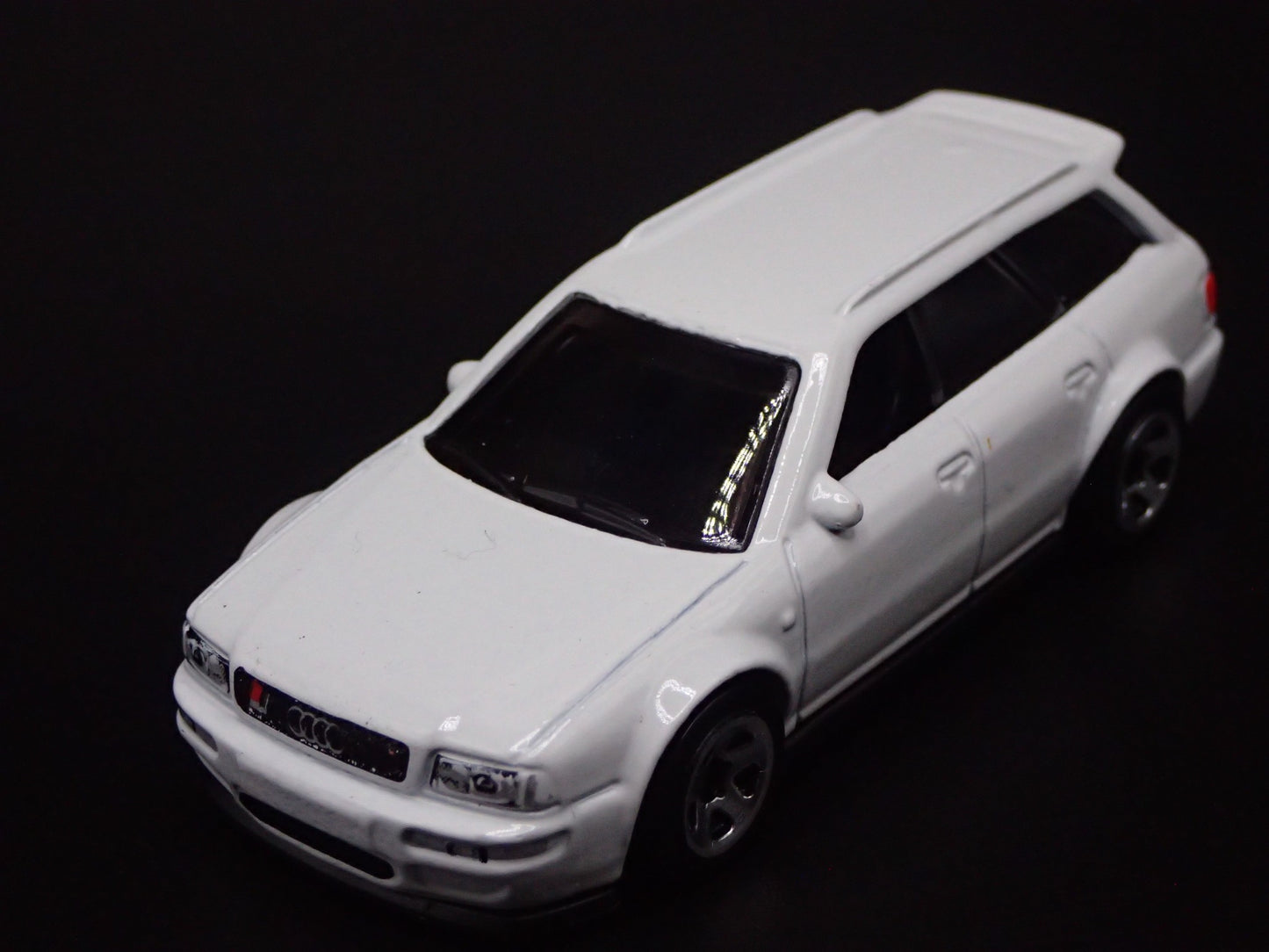 1994-1995 AUDI AVANT RS2 STATION WAGON WHT 1/64 SCALE DIORAMA DIECAST MODEL CAR