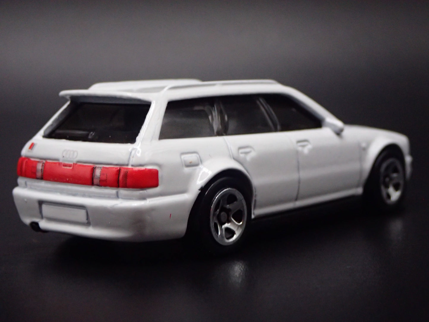 1994-1995 AUDI AVANT RS2 STATION WAGON WHT 1/64 SCALE DIORAMA DIECAST MODEL CAR