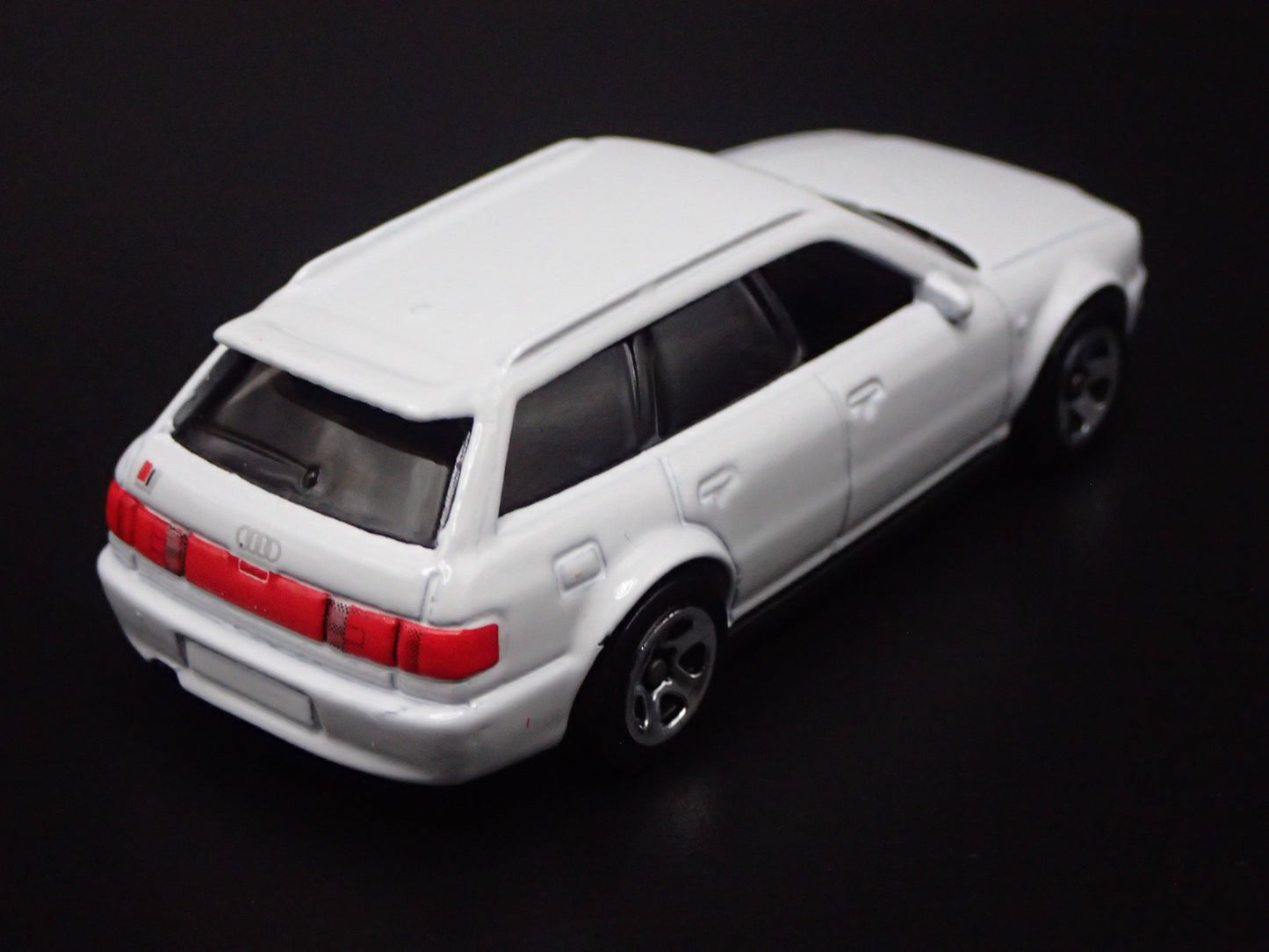 1994-1995 AUDI AVANT RS2 STATION WAGON WHT 1/64 SCALE DIORAMA DIECAST MODEL CAR