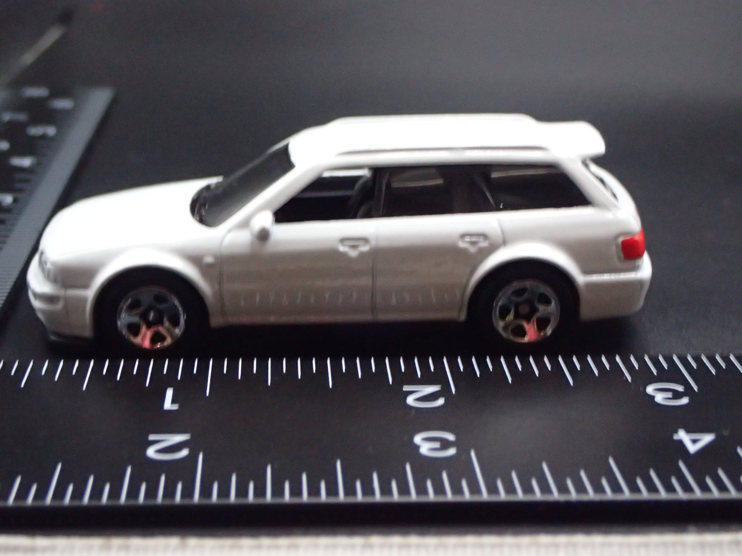 1994-1995 AUDI AVANT RS2 STATION WAGON WHT 1/64 SCALE DIORAMA DIECAST MODEL CAR