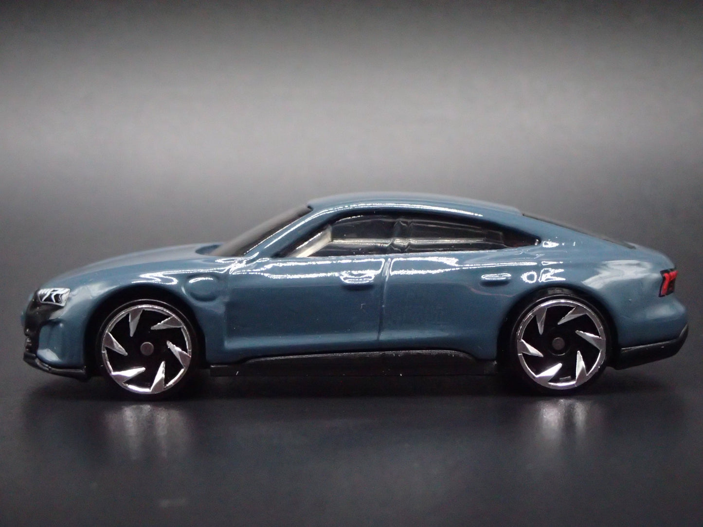 2021-2025 AUDI RS E TRON GT GRAY BLUE 1:64 SCALE DIORAMA DIECAST MODEL CAR