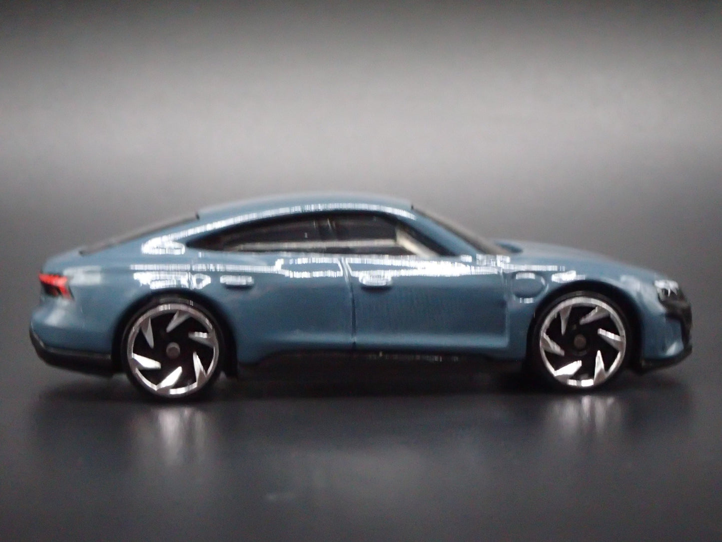 2021-2025 AUDI RS E TRON GT GRAY BLUE 1:64 SCALE DIORAMA DIECAST MODEL CAR