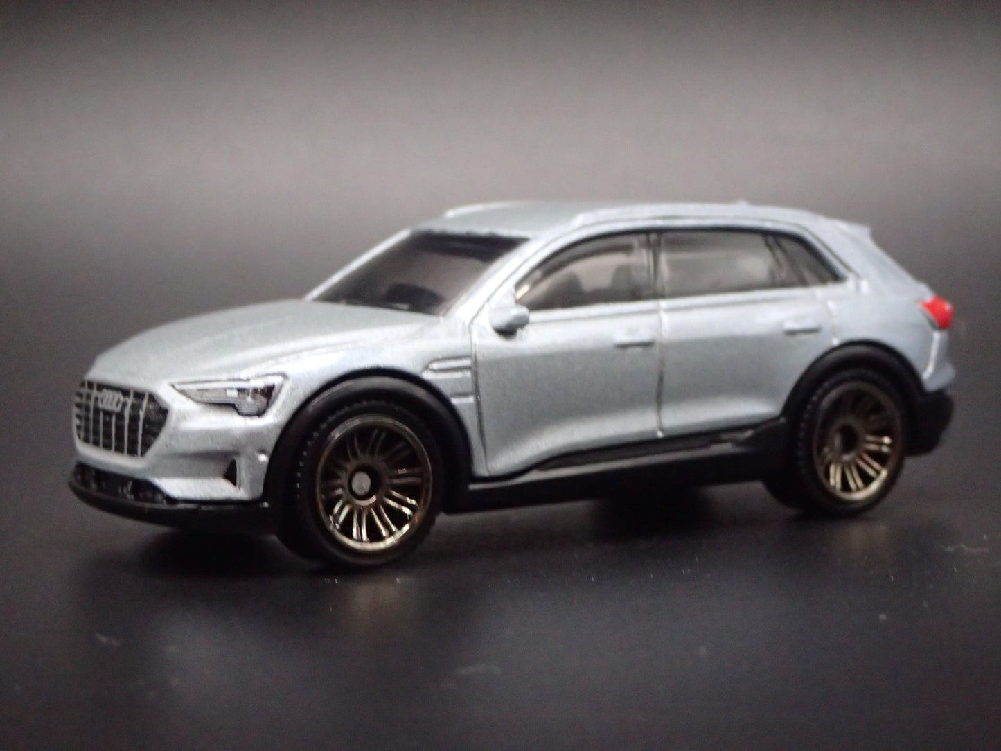 2018-2025 AUDI Q8 E TRON ETRON 1:64 SCALE COLLECTIBLE DIORAMA DIECAST MODEL CAR