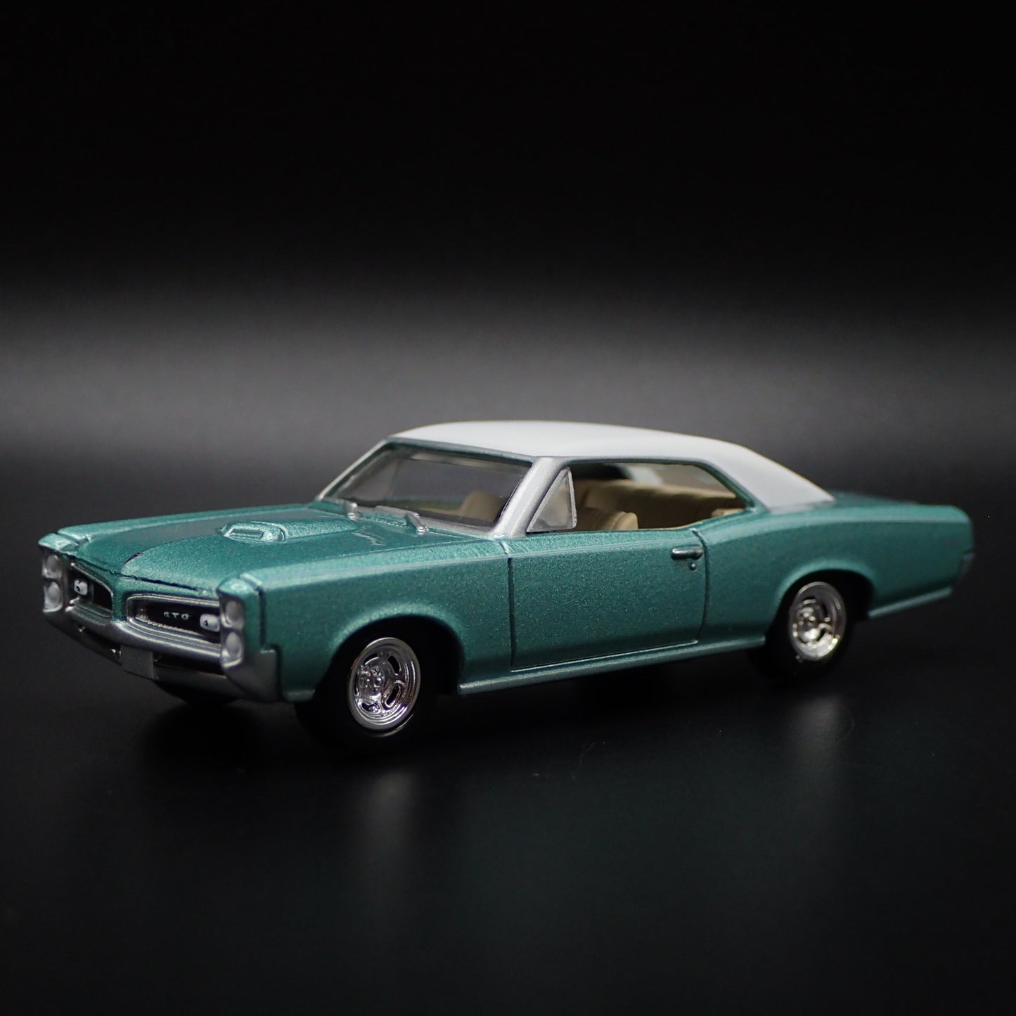 1966 66 PONTIAC GTO MUSCLE CAR 1/64 SCALE COLLECTIBLE DIORAMA DIECAST MODEL CAR