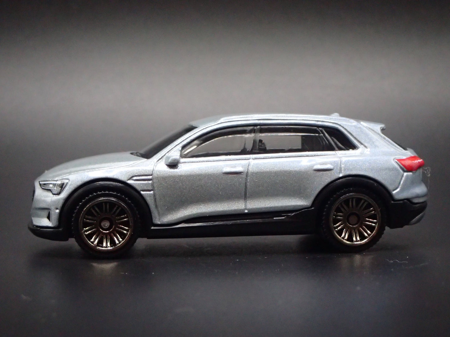 2018-2025 AUDI Q8 E TRON ETRON 1:64 SCALE COLLECTIBLE DIORAMA DIECAST MODEL CAR
