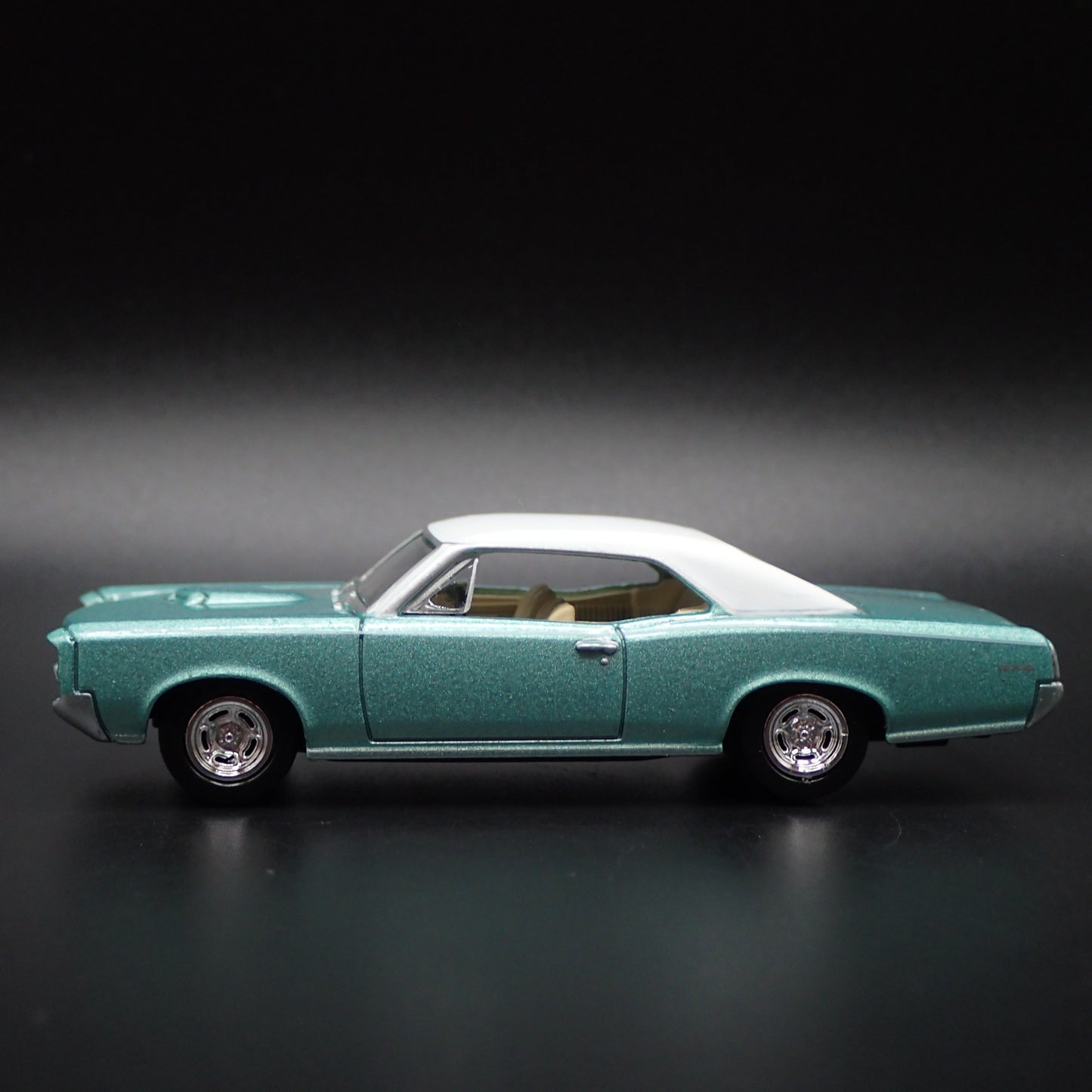 1966 66 PONTIAC GTO MUSCLE CAR 1/64 SCALE COLLECTIBLE DIORAMA DIECAST MODEL CAR
