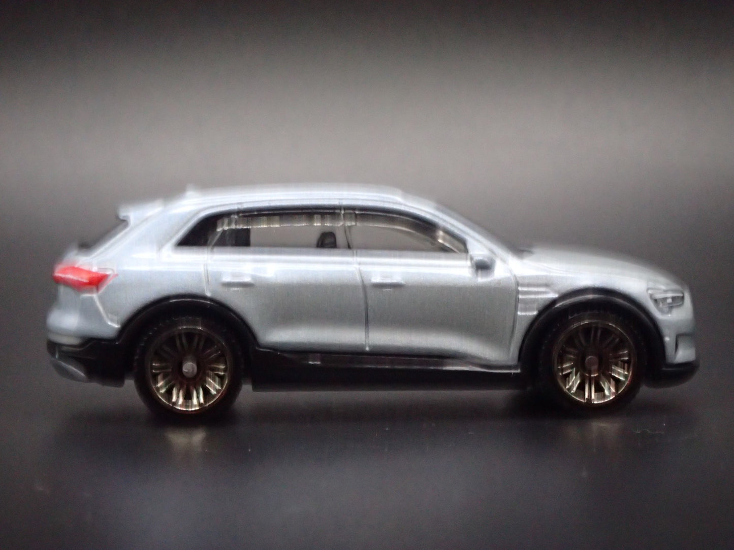 2018-2025 AUDI Q8 E TRON ETRON 1:64 SCALE COLLECTIBLE DIORAMA DIECAST MODEL CAR