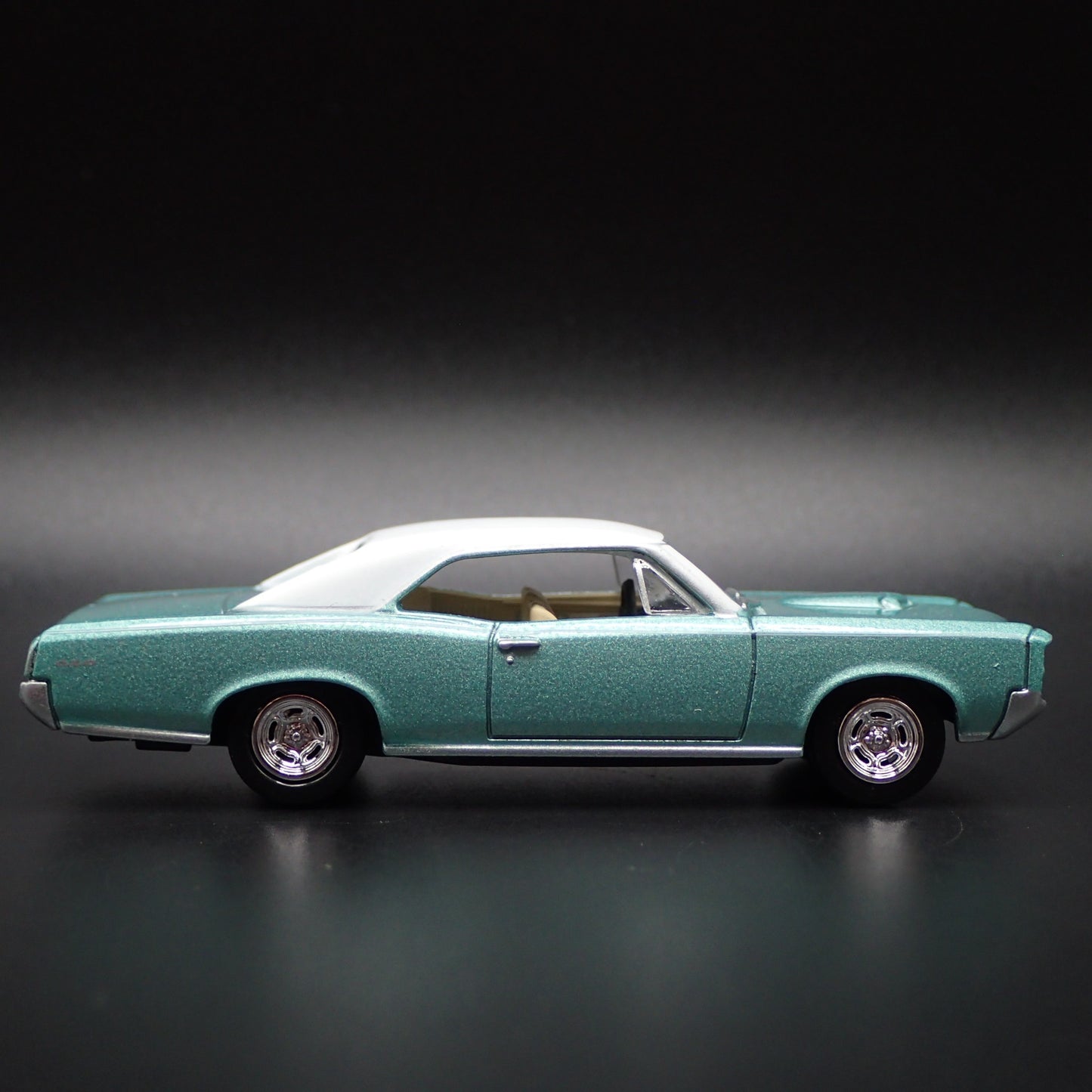 1966 66 PONTIAC GTO MUSCLE CAR 1/64 SCALE COLLECTIBLE DIORAMA DIECAST MODEL CAR