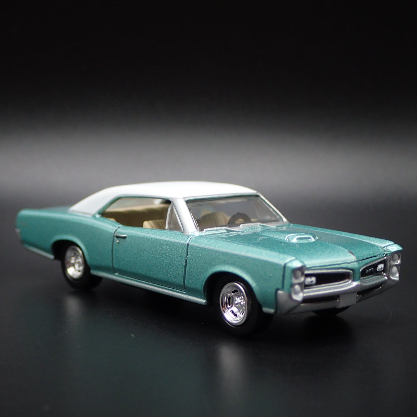 1966 66 PONTIAC GTO MUSCLE CAR 1/64 SCALE COLLECTIBLE DIORAMA DIECAST MODEL CAR