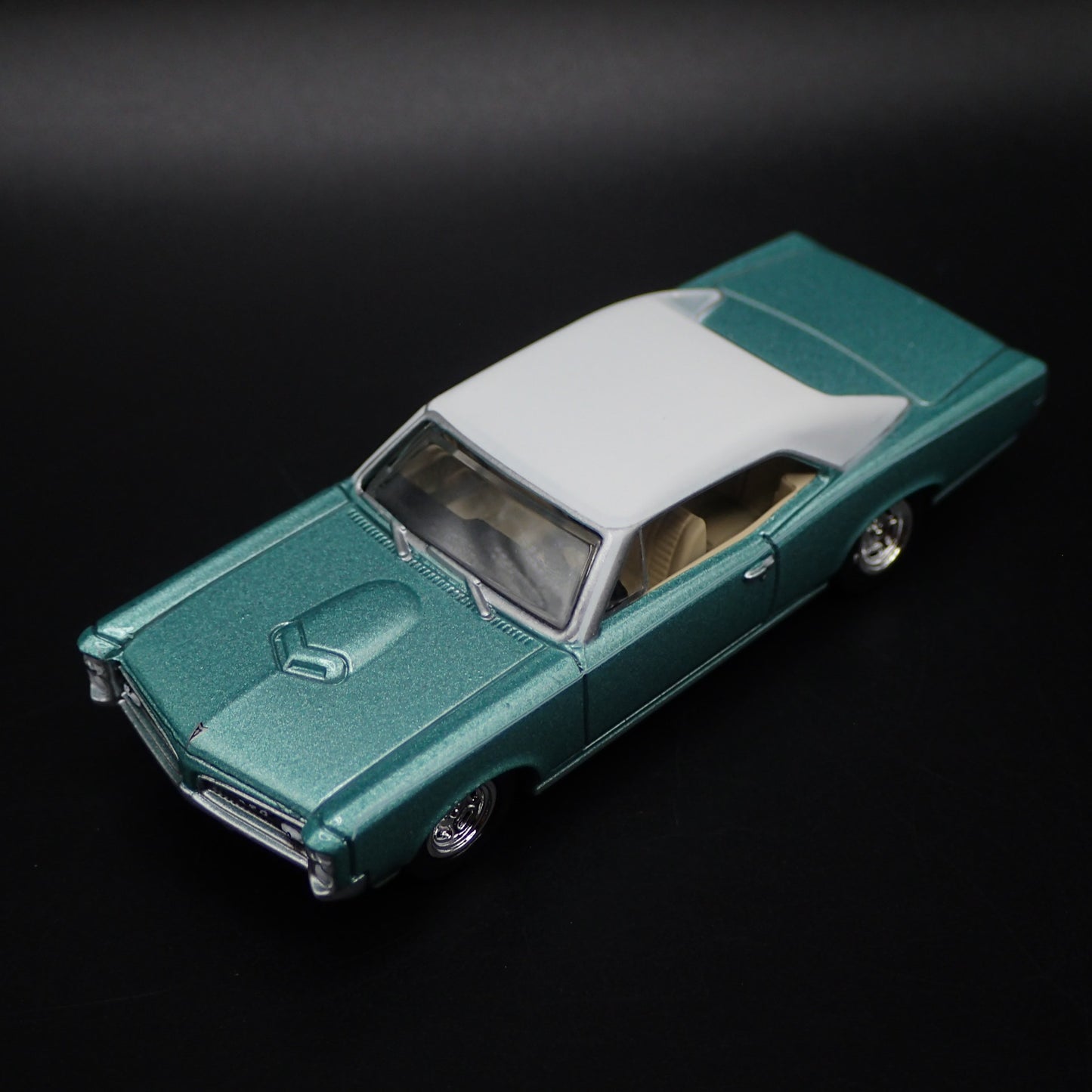 1966 66 PONTIAC GTO MUSCLE CAR 1/64 SCALE COLLECTIBLE DIORAMA DIECAST MODEL CAR
