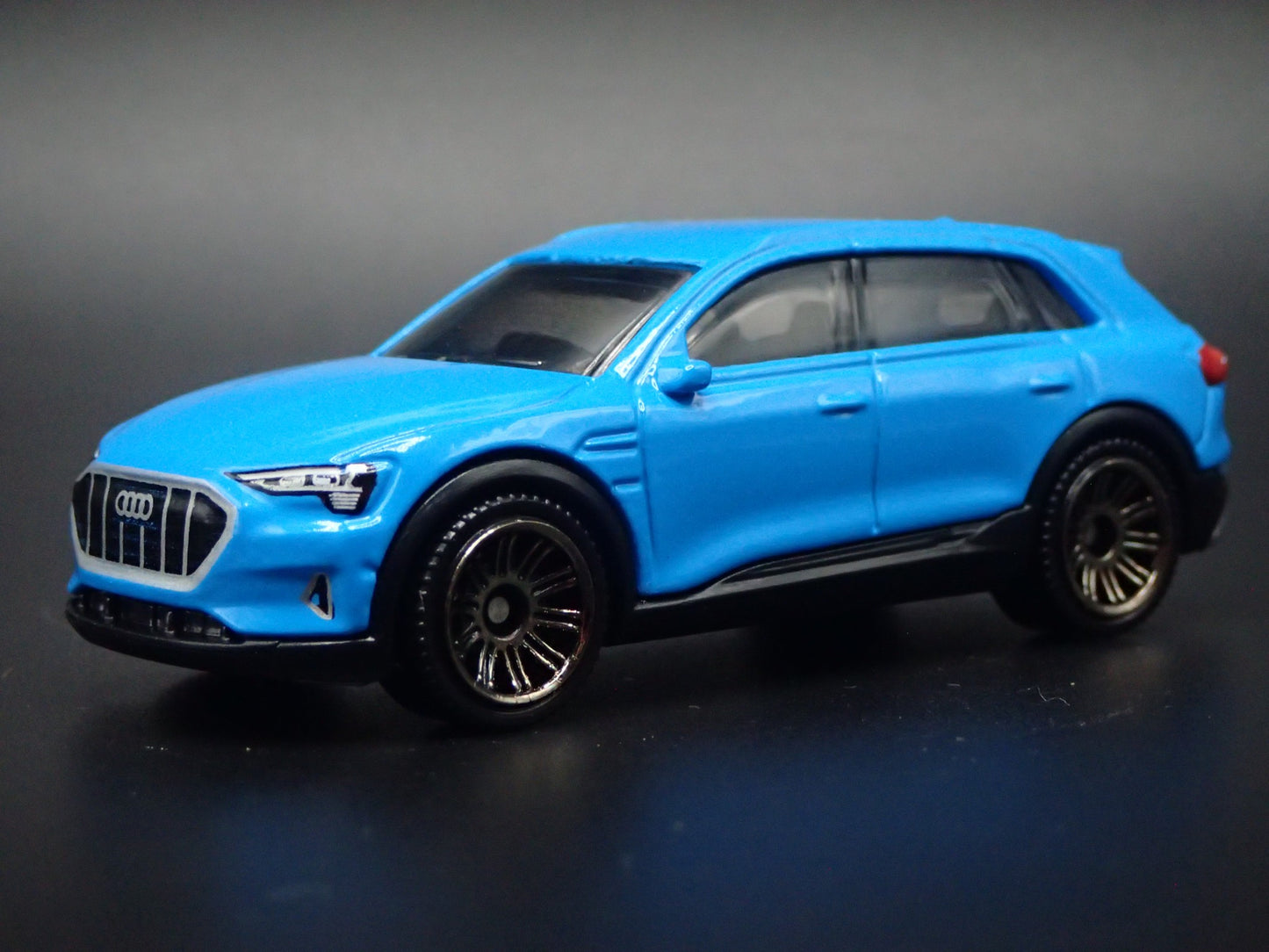 2018-2025 AUDI Q8 E TRON ETRON 1:64 SCALE COLLECTIBLE DIORAMA DIECAST MODEL CAR