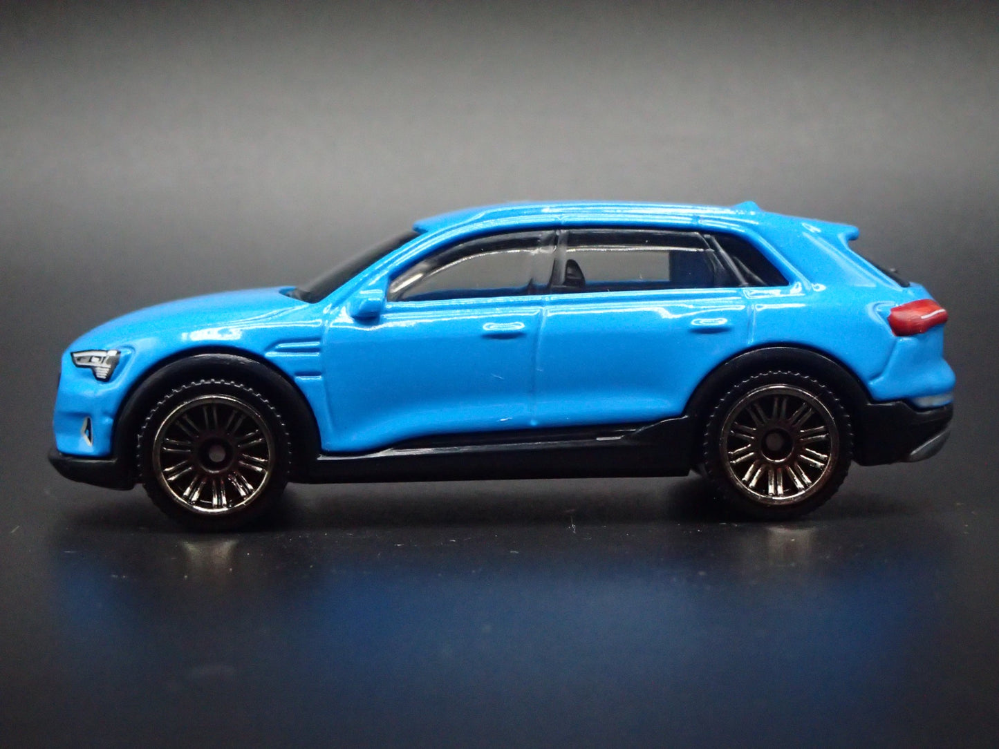 2018-2025 AUDI Q8 E TRON ETRON 1:64 SCALE COLLECTIBLE DIORAMA DIECAST MODEL CAR