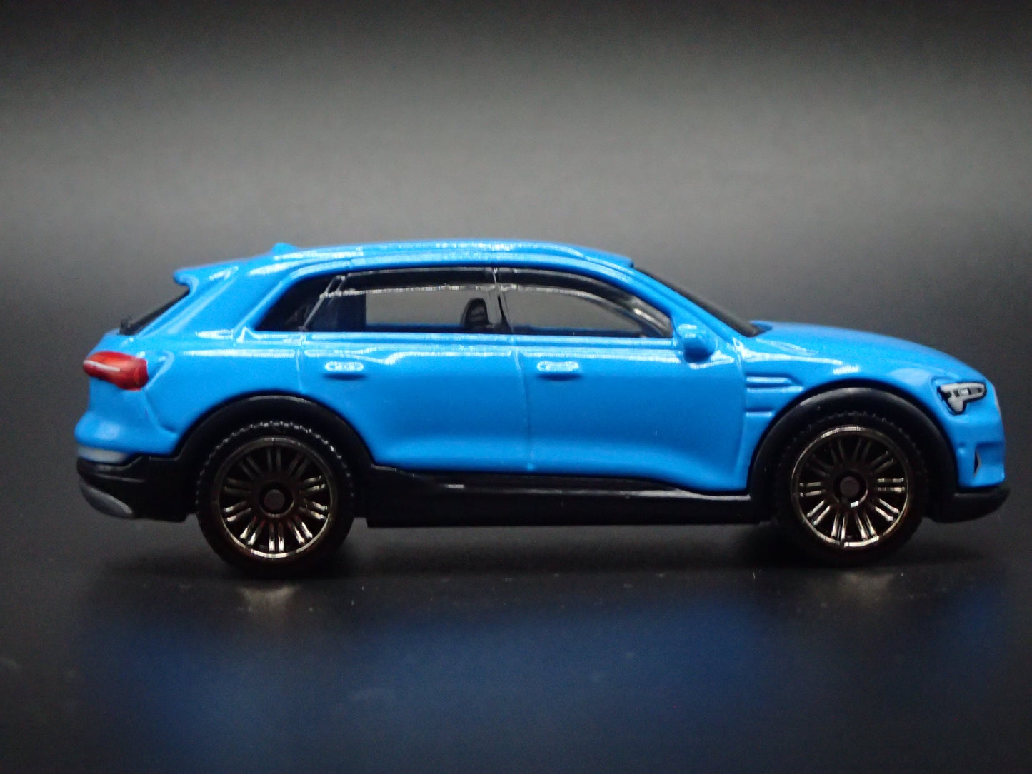 2018-2025 AUDI Q8 E TRON ETRON 1:64 SCALE COLLECTIBLE DIORAMA DIECAST MODEL CAR