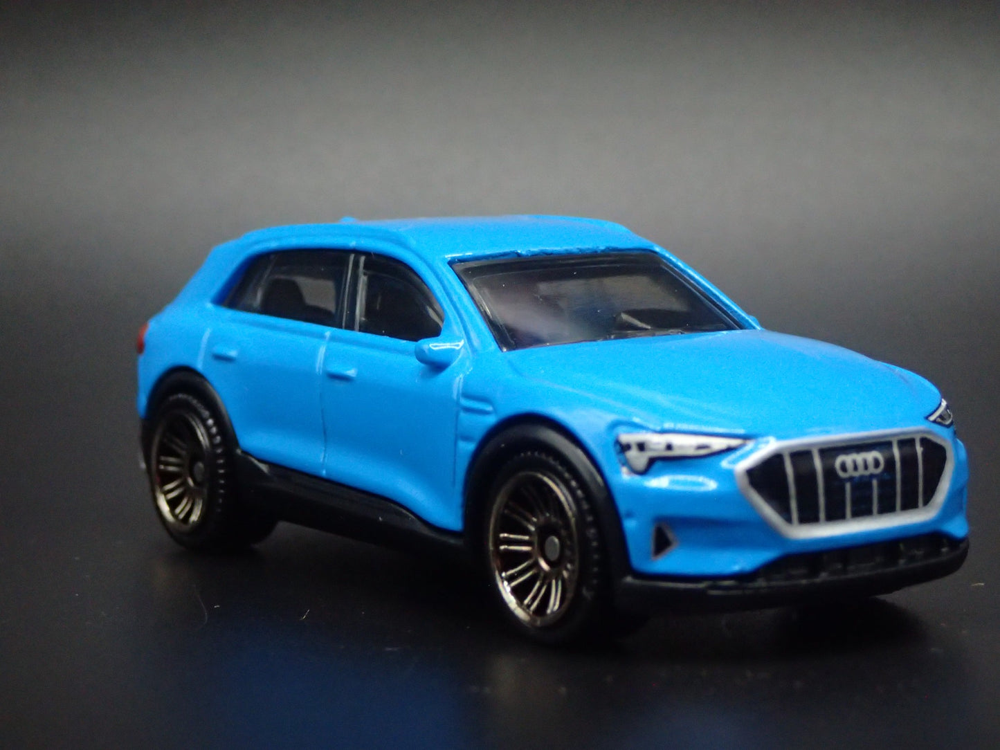 2018-2025 AUDI Q8 E TRON ETRON 1:64 SCALE COLLECTIBLE DIORAMA DIECAST MODEL CAR