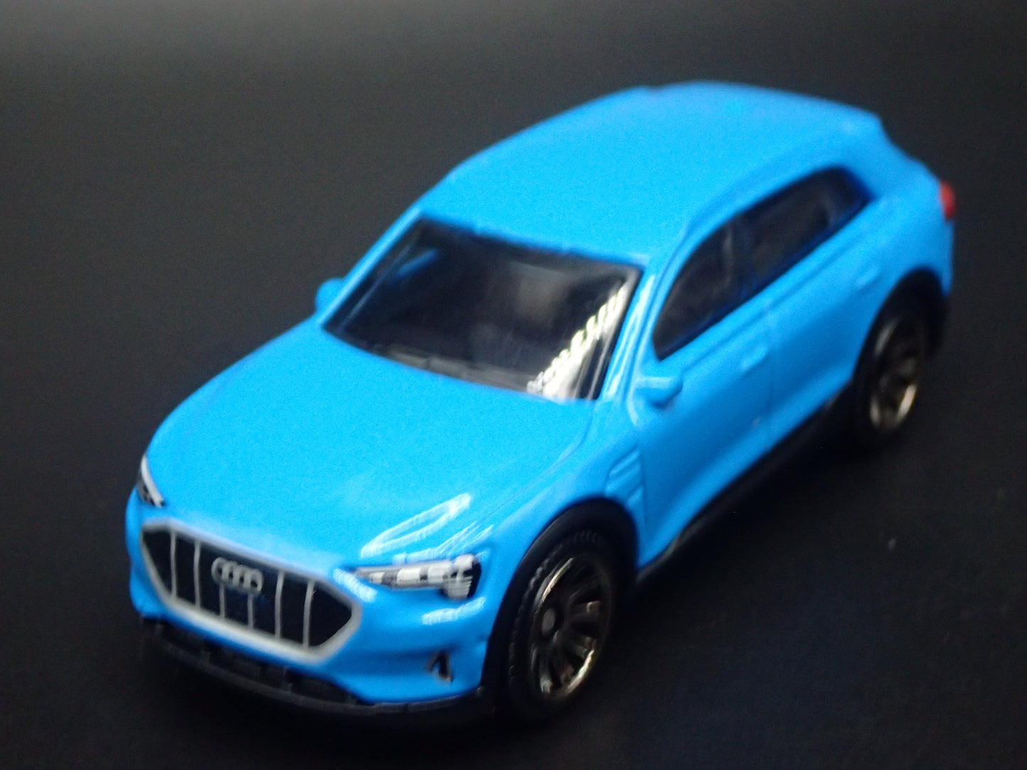 2018-2025 AUDI Q8 E TRON ETRON 1:64 SCALE COLLECTIBLE DIORAMA DIECAST MODEL CAR